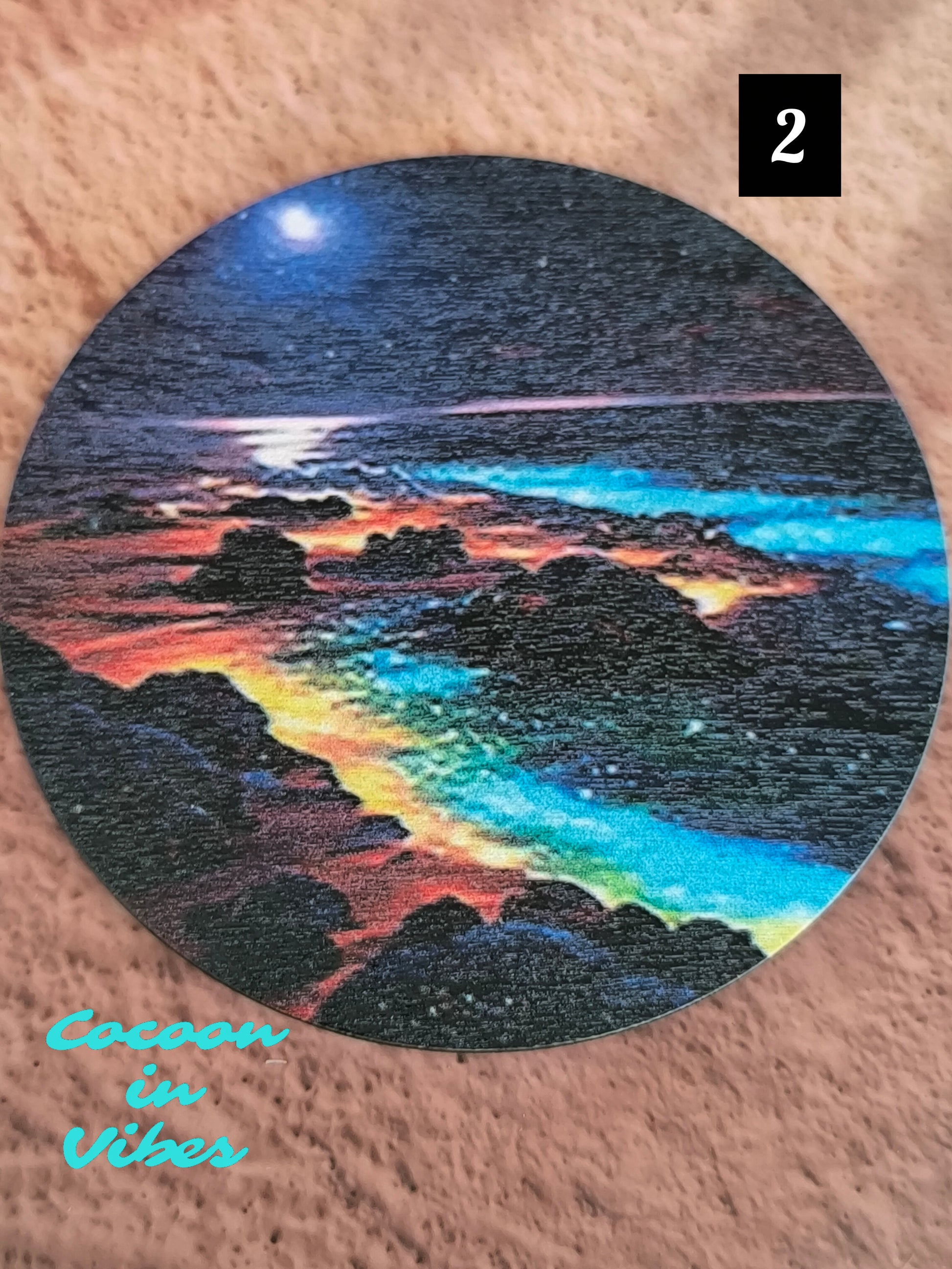 Dessous de tasse "Pleine Lune sur la Mer" – Quand la nuit se pare d’or et d’argent…