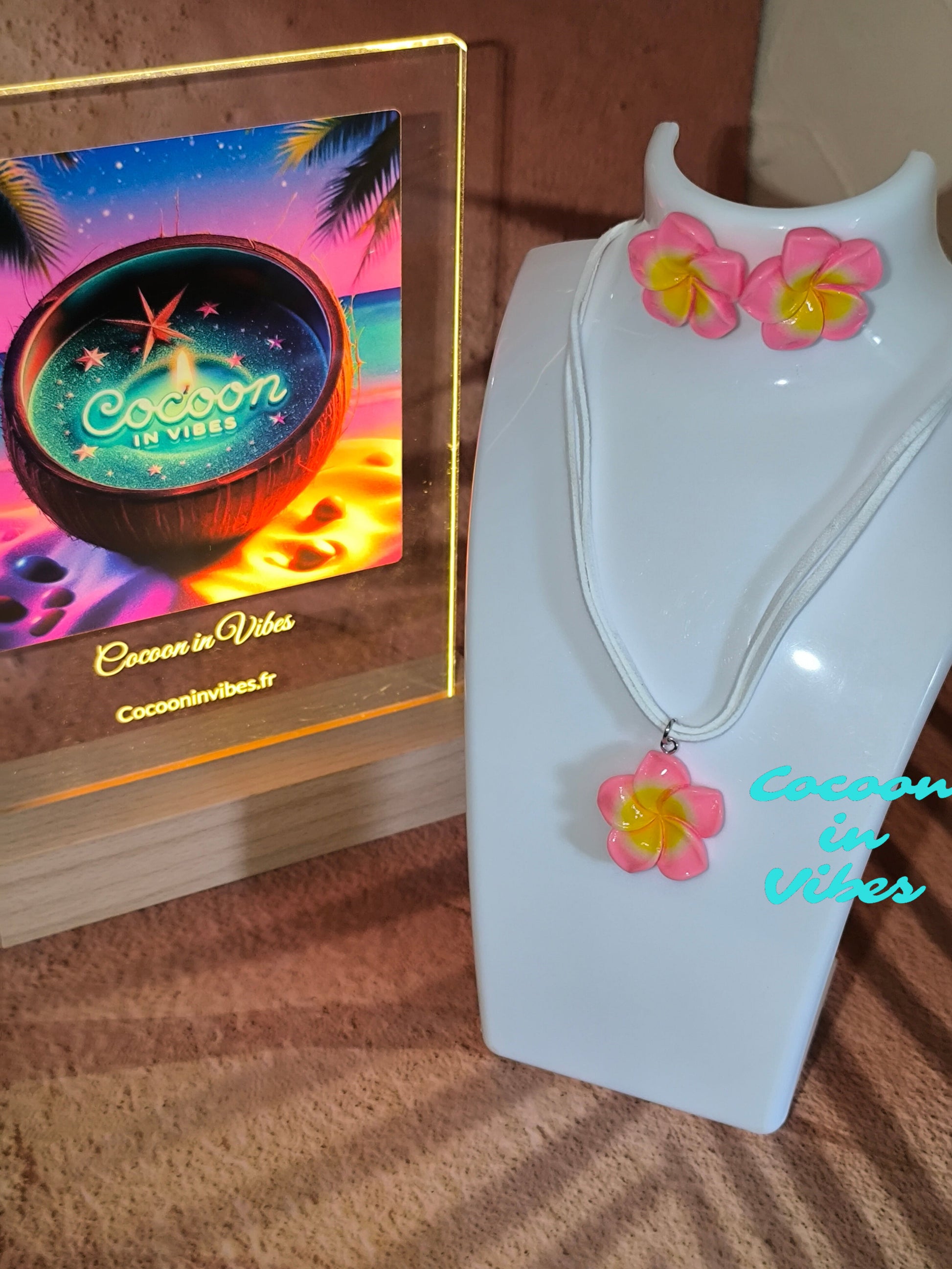 Parure collier et boucles d'oreilles Fleur de Monoï – Le souffle des iles autour de vous