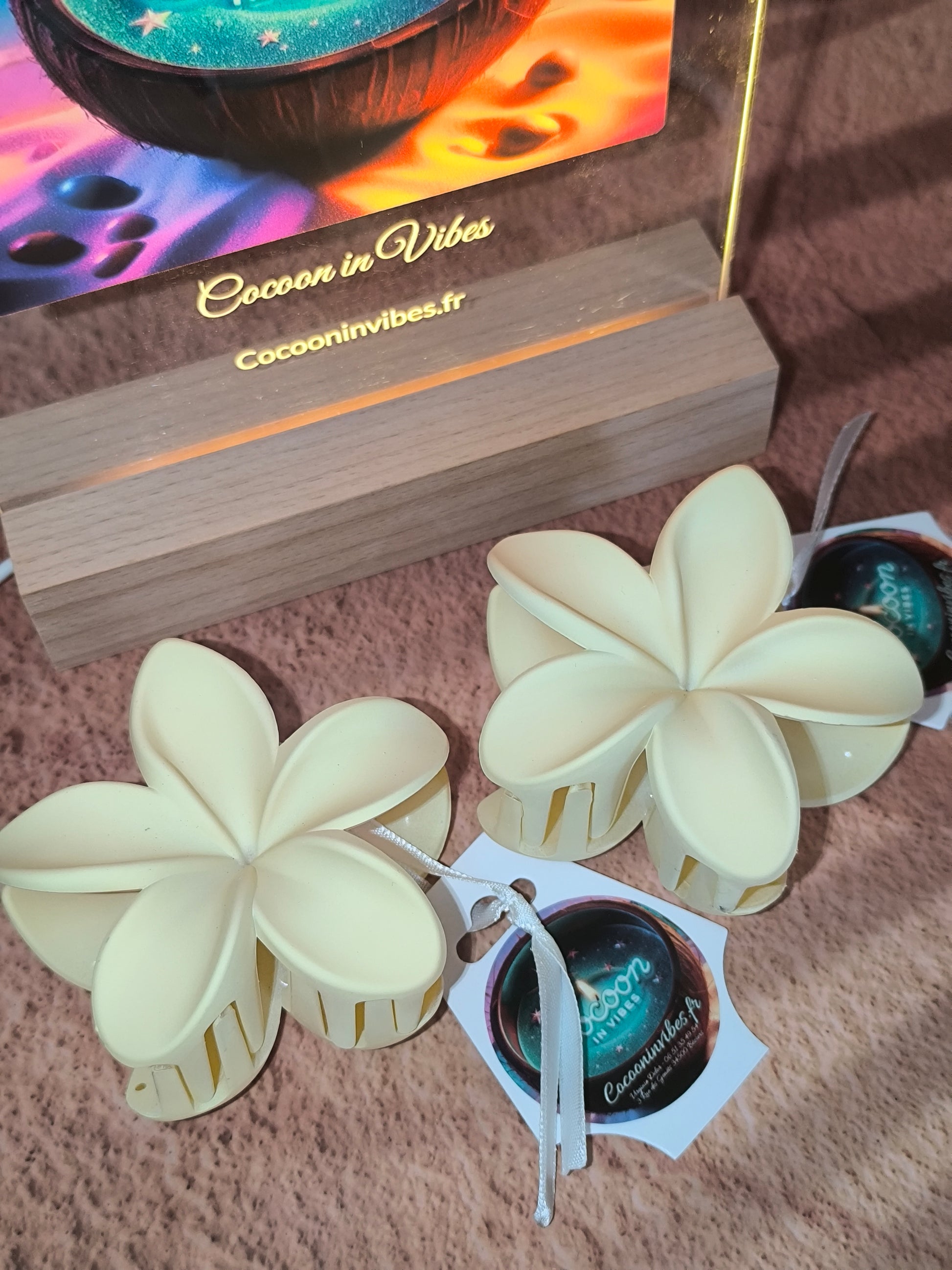 Pince à cheveux Fleur de Monoï ~ Couleur Vanille, Une caresse ensoleillée pour sublimer ta coiffure avec douceur et éclat