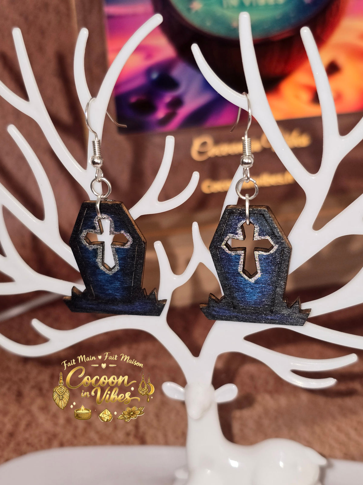 Boucles d'oreilles Artisanales en Bois « Cercueil Gothique » - Collection Éphémère Halloween