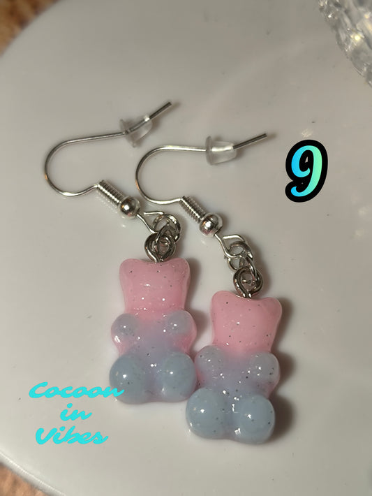 Boucles d’oreilles Nounours Gélifiés – N°9 Rose Pastel → Bleu Pastel Opaque Pailletée (Création artisanale Cocoon In Vibes)