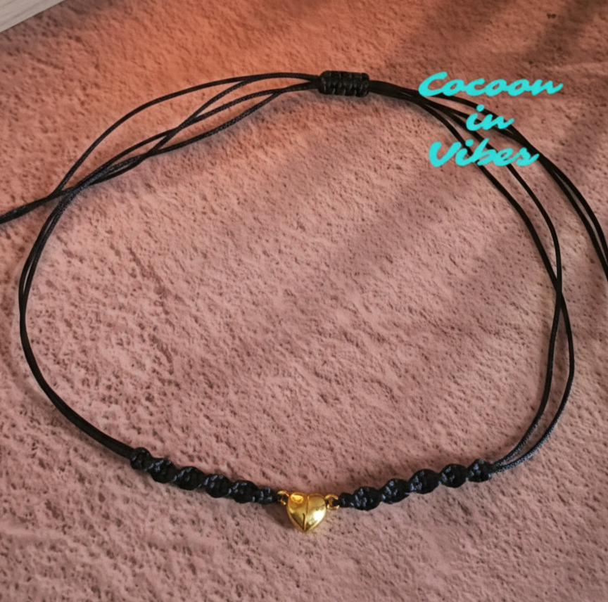 Ras-de-cou artisanal Désir Noir Satiné – Macramé torsadé & fermoir pendentif cœur aimanté