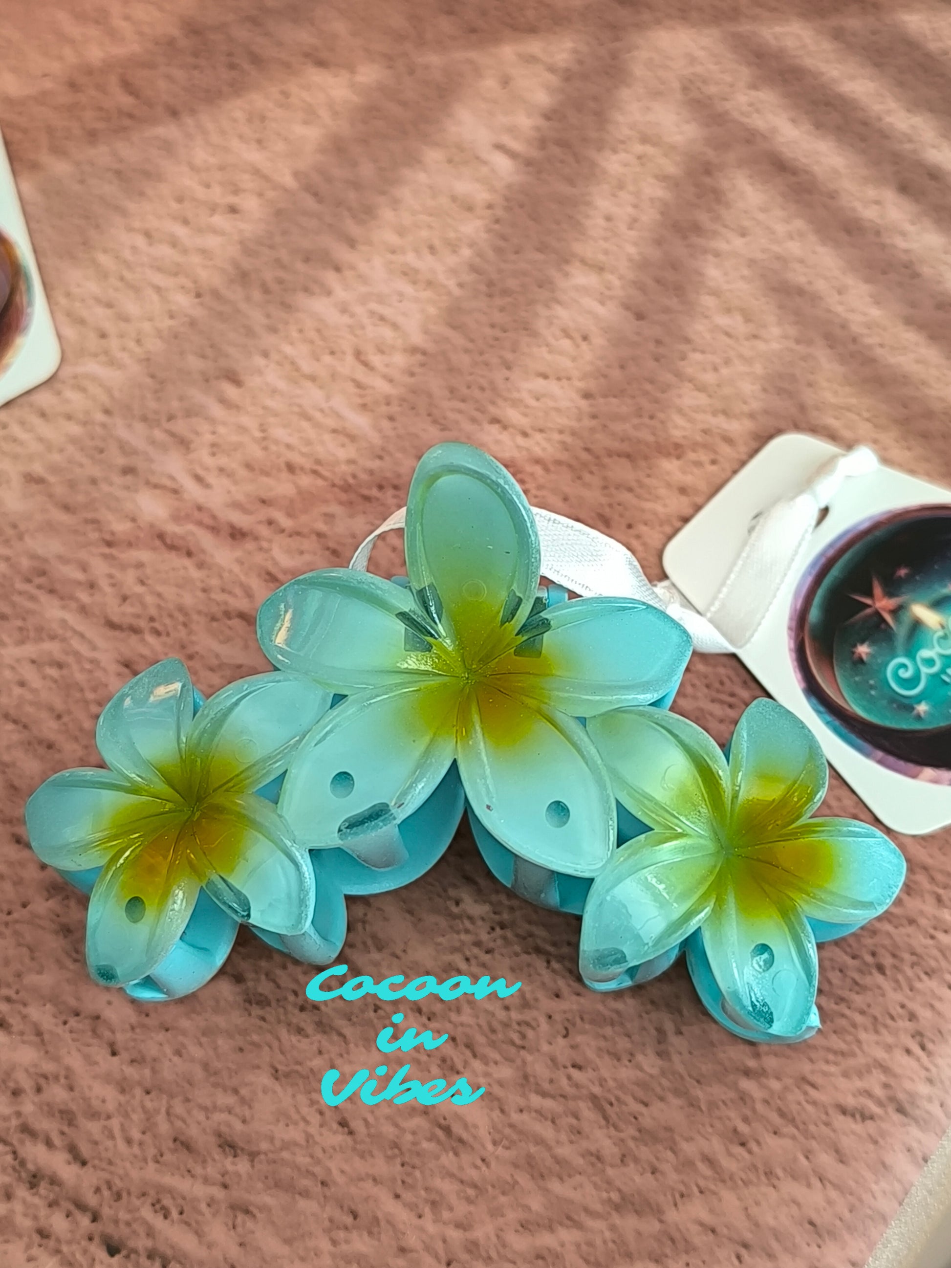 Grande Pince à Cheveux – 3 Fleurs de Monoï Turquoise au Cœur Jaune-Vert