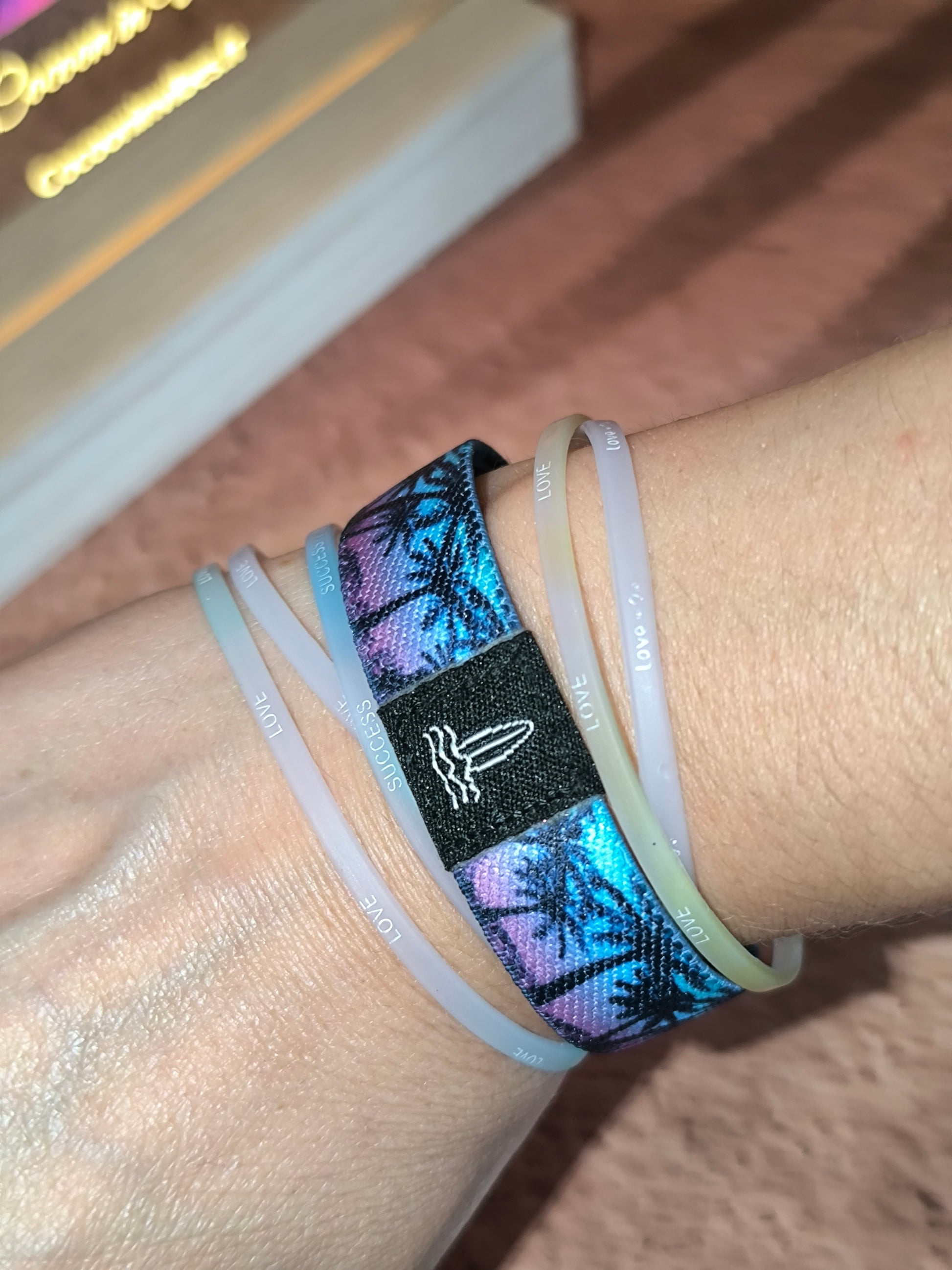 Bracelet de Plage Surfeur – Élastique Réversible Palmiers Sunset