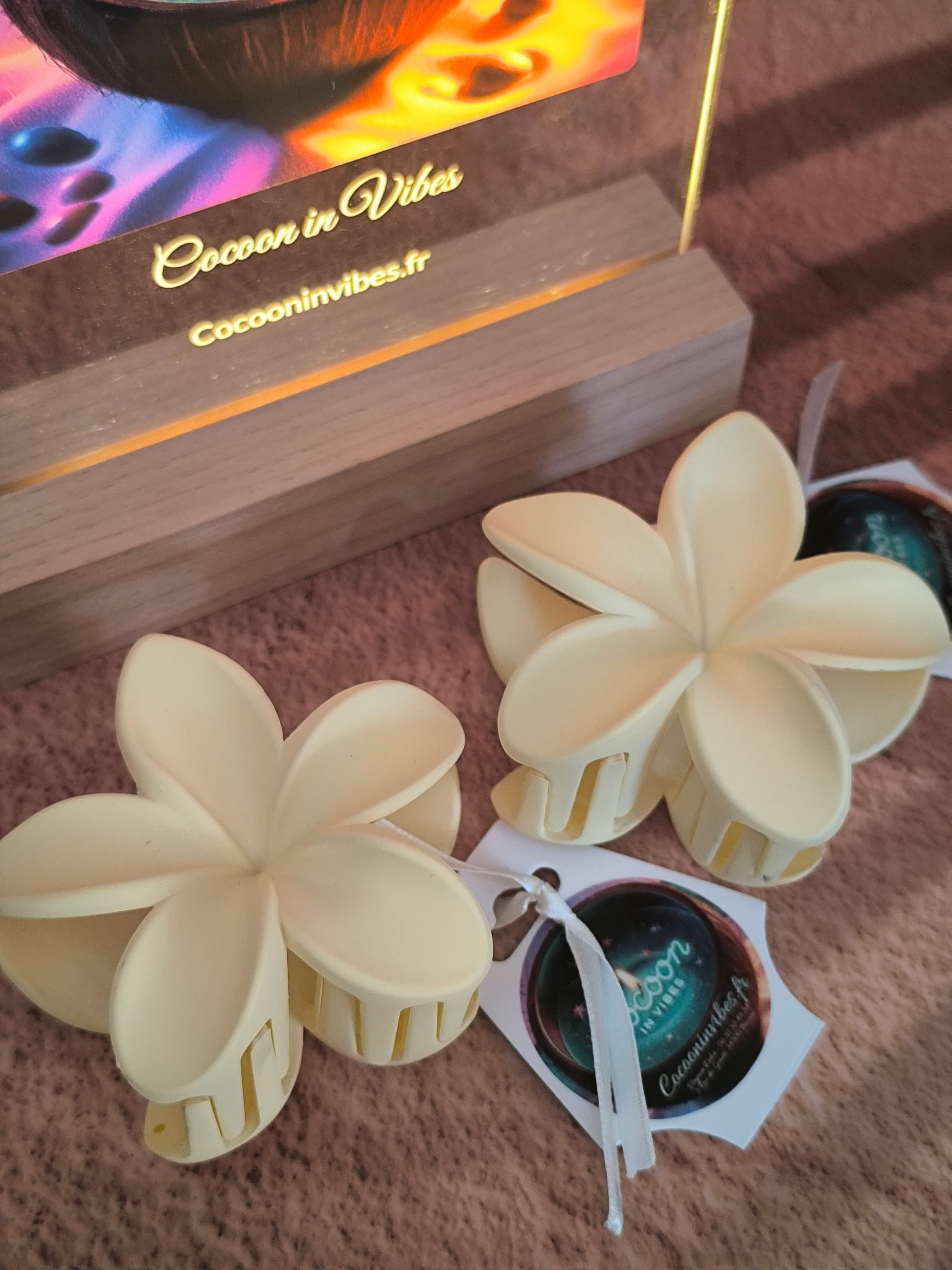 Pince à cheveux Fleur de Monoï ~ Couleur Vanille, Une caresse ensoleillée pour sublimer ta coiffure avec douceur et éclat