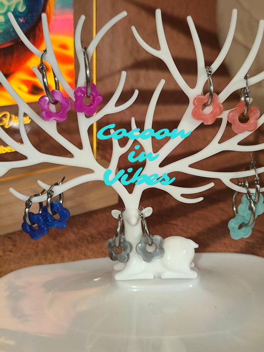 Boucles d’oreilles créoles artisanales – Fleur marbrée