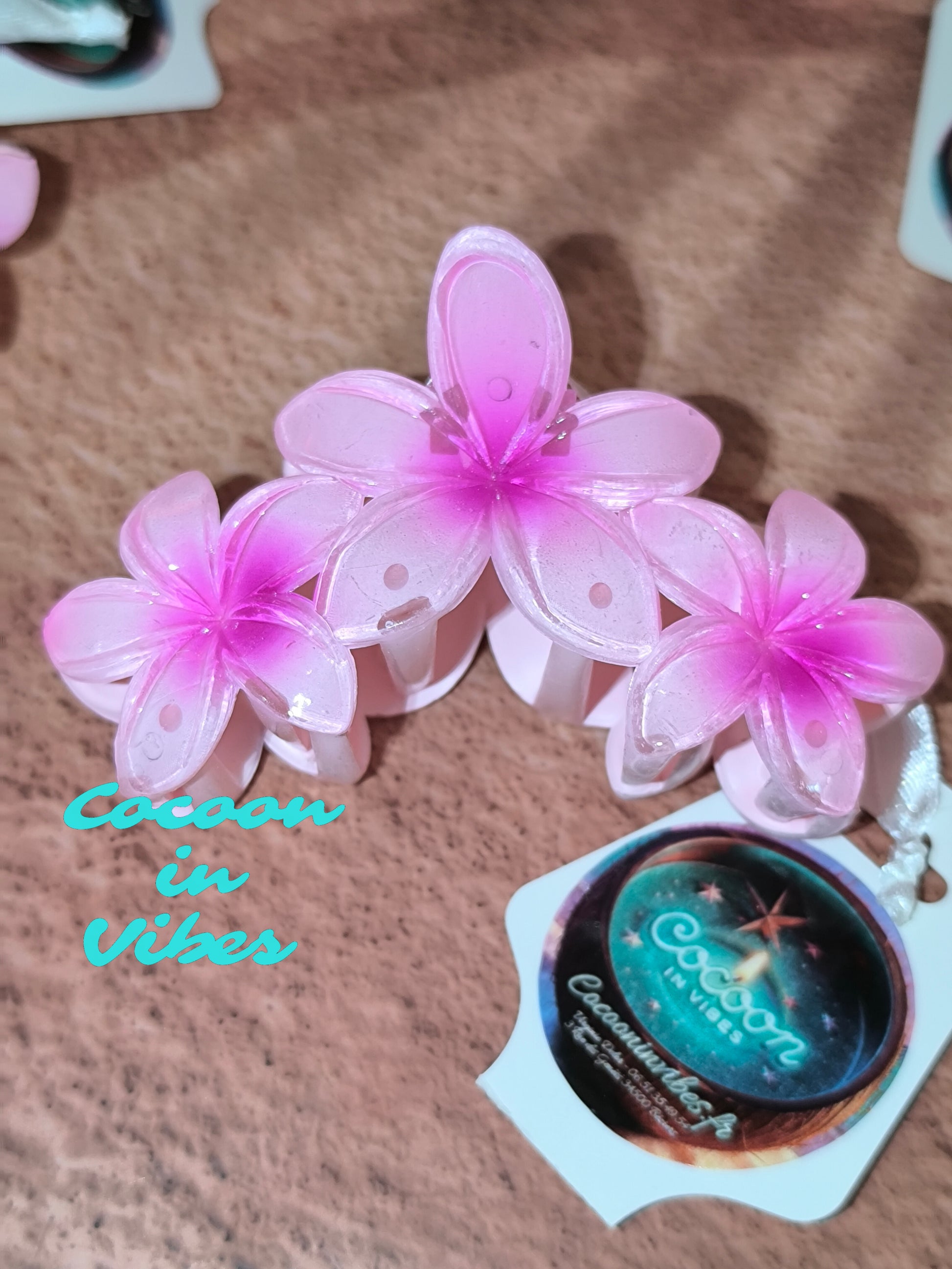 Grande Pince à Cheveux – 3 Fleurs de Monoï Rose au Cœur Fuchsia