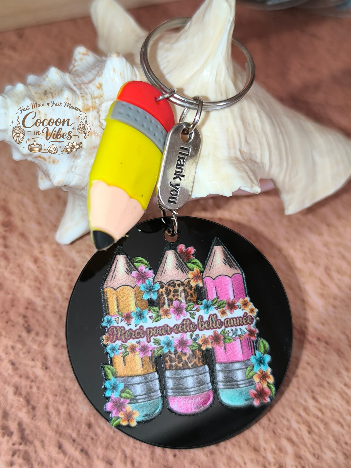 Porte-clé “Merci pour cette belle année – Crayons Girly & Léopard” – Modèle unique fait main