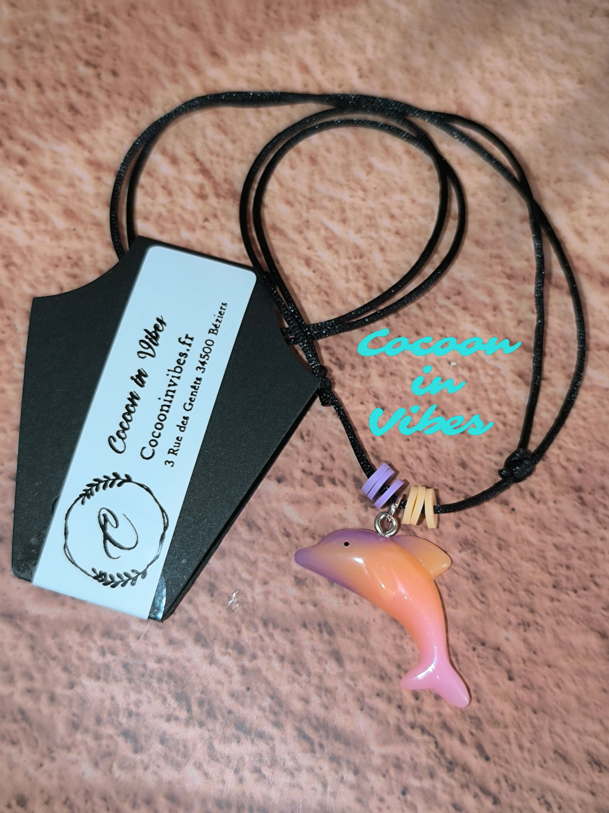 Collier Dauphin Dégradé aux couleurs acidulées – Création Artisanale Exclusive Cocoon in Vibes