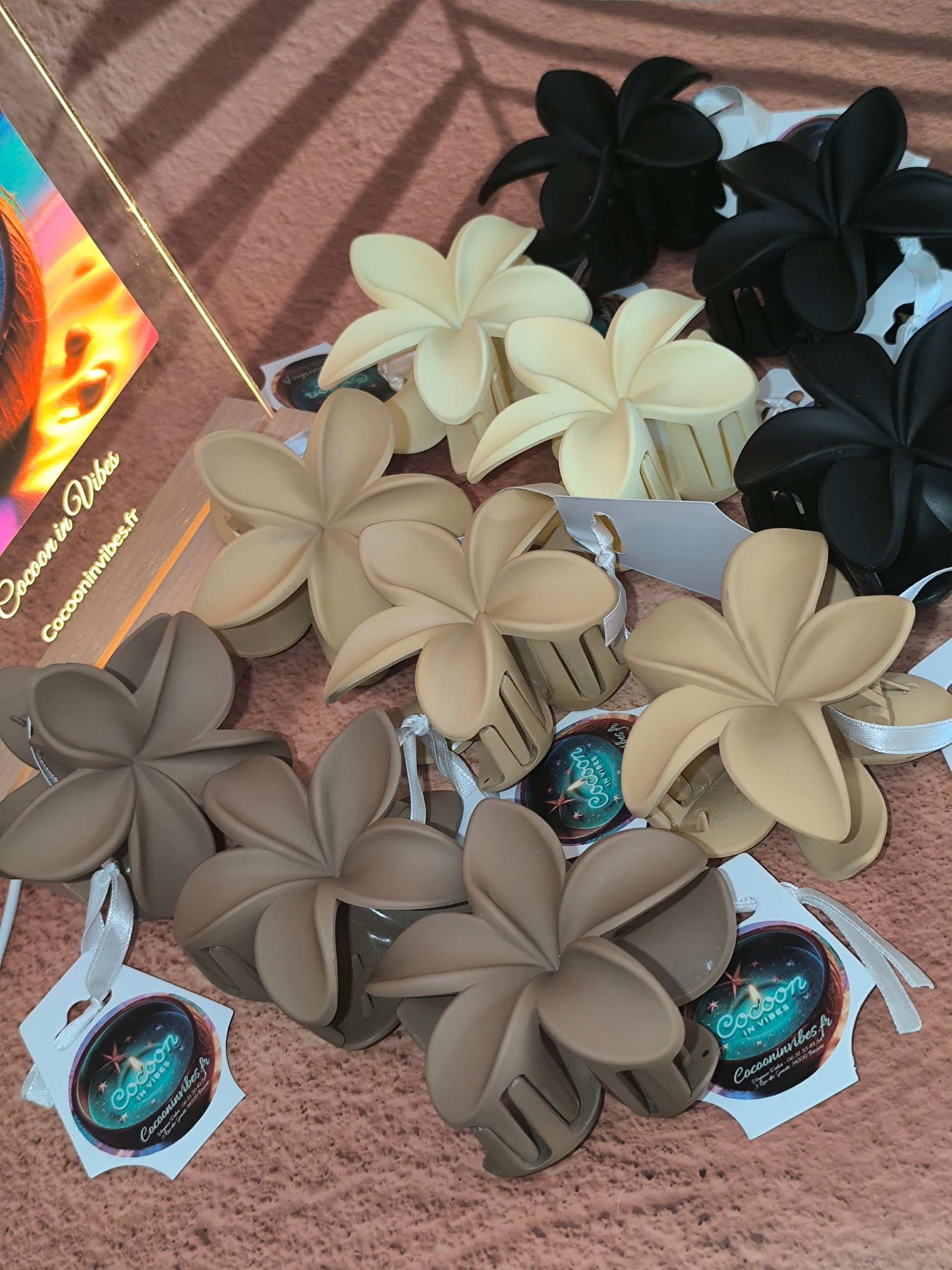 Pince à cheveux Fleur de Monoï ~ Couleur Nuit Noire, L’élégance mystérieuse d’une fleur sous les étoiles…