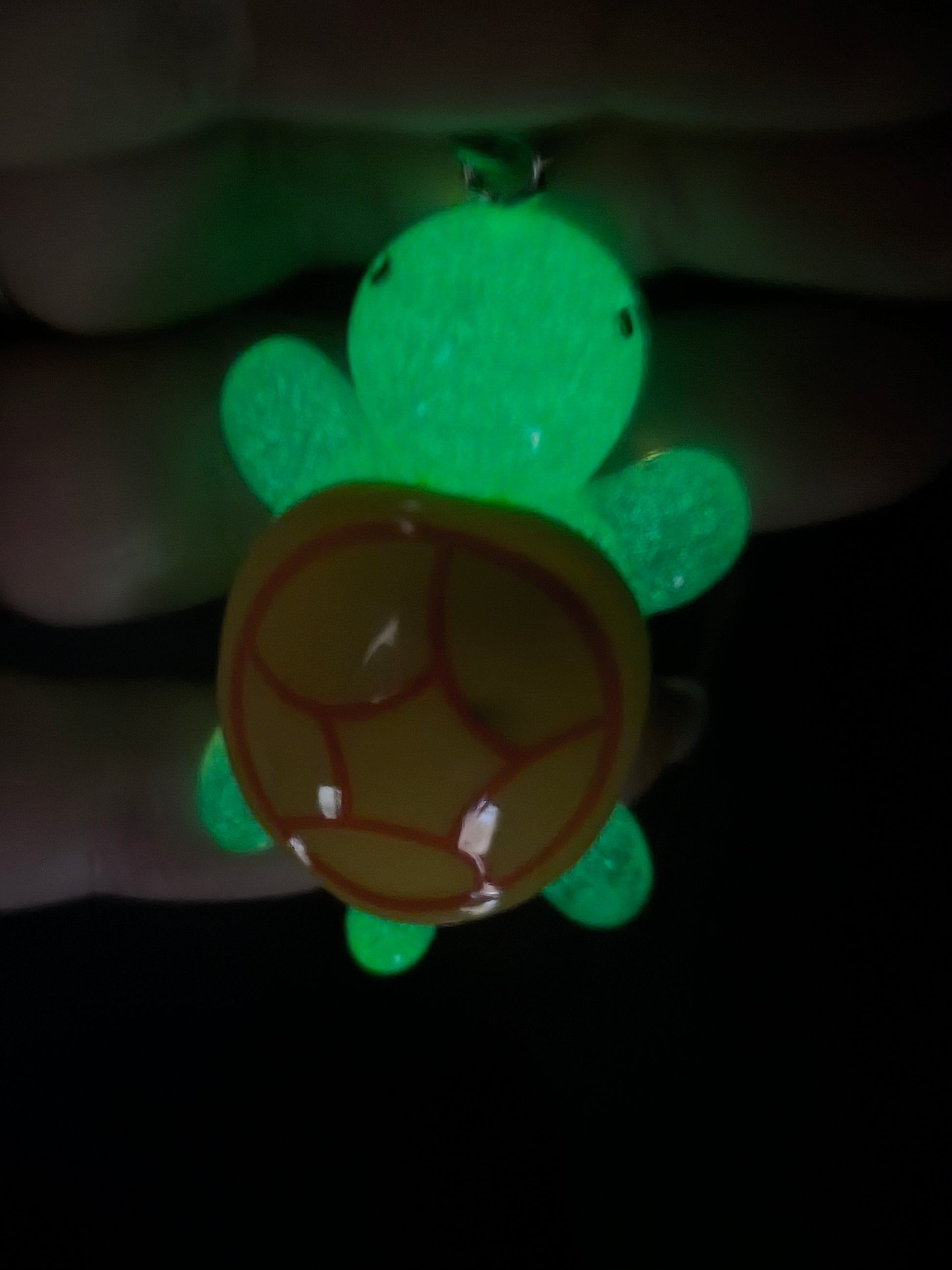 Bijoux de sac / Porte-clés Tortue de Terre Colorée Phosphorescente – Un petit compagnon lumineux à emporter partout