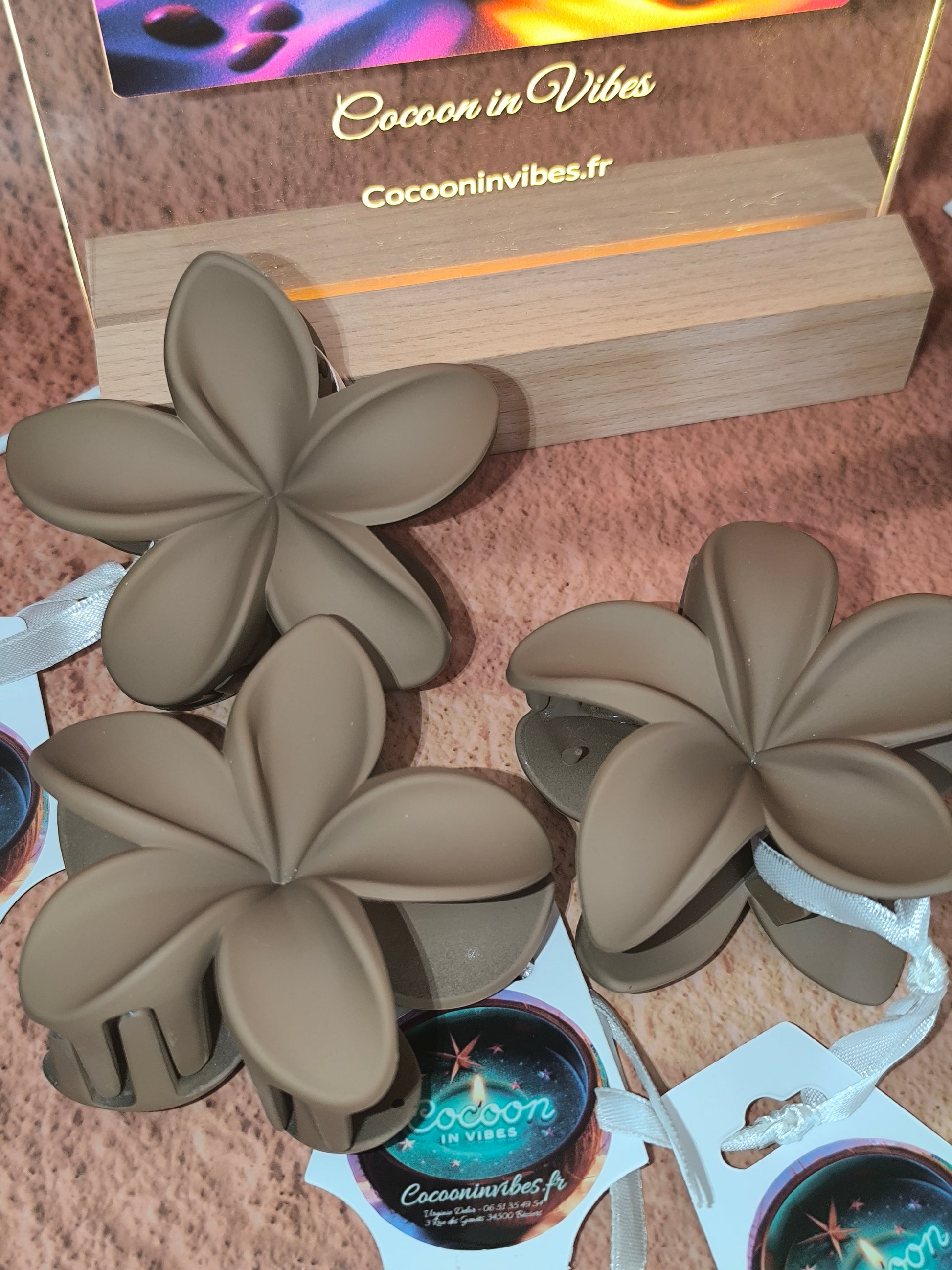 Pince à cheveux Fleur de Monoï ~ Couleur Cappuccino, L’élégance chaude et envoûtante d’une fleur des îles… au fini mat velouté