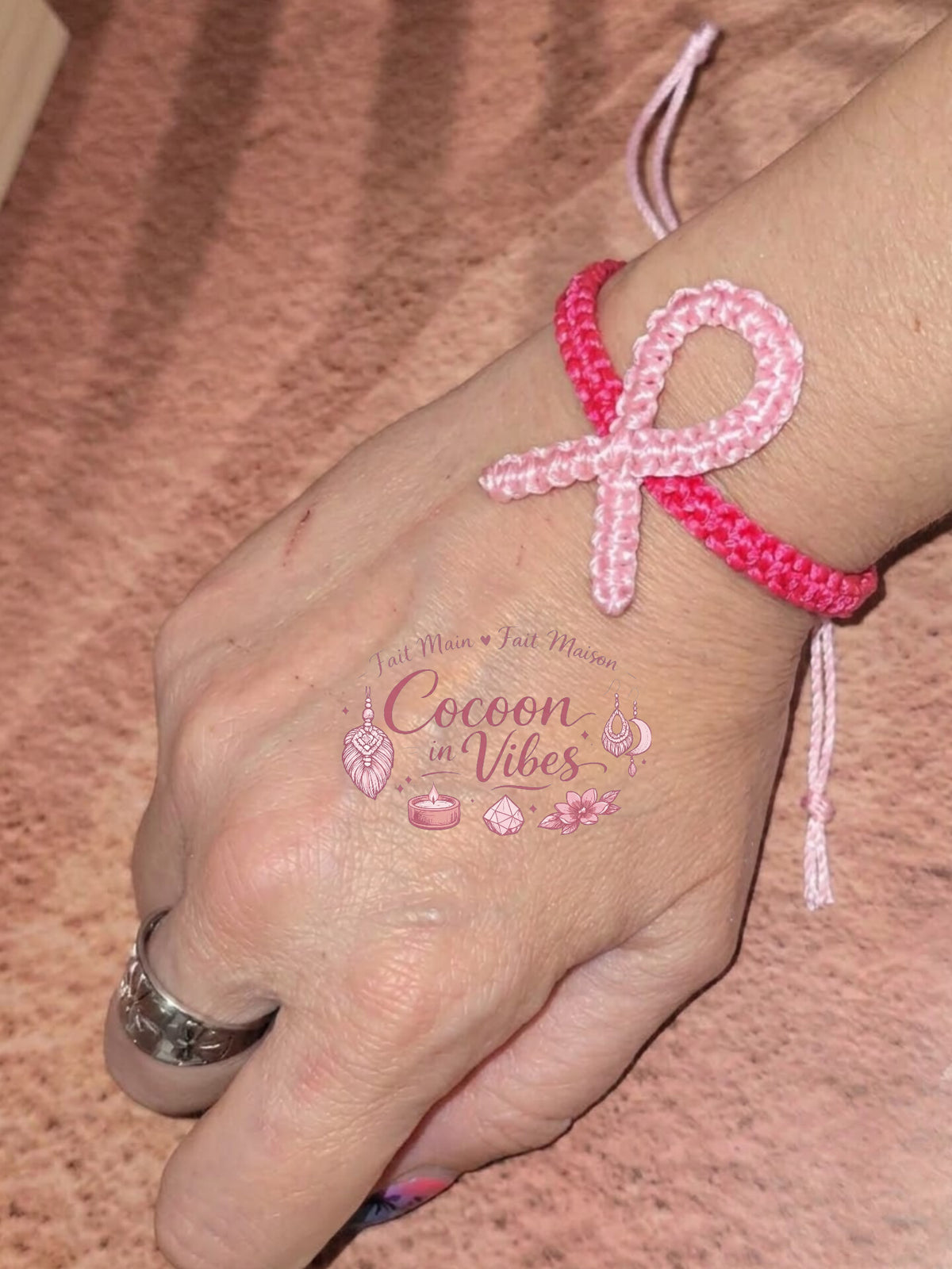 Bracelet Artisanal en Macramé Solidaire – Octobre Rose