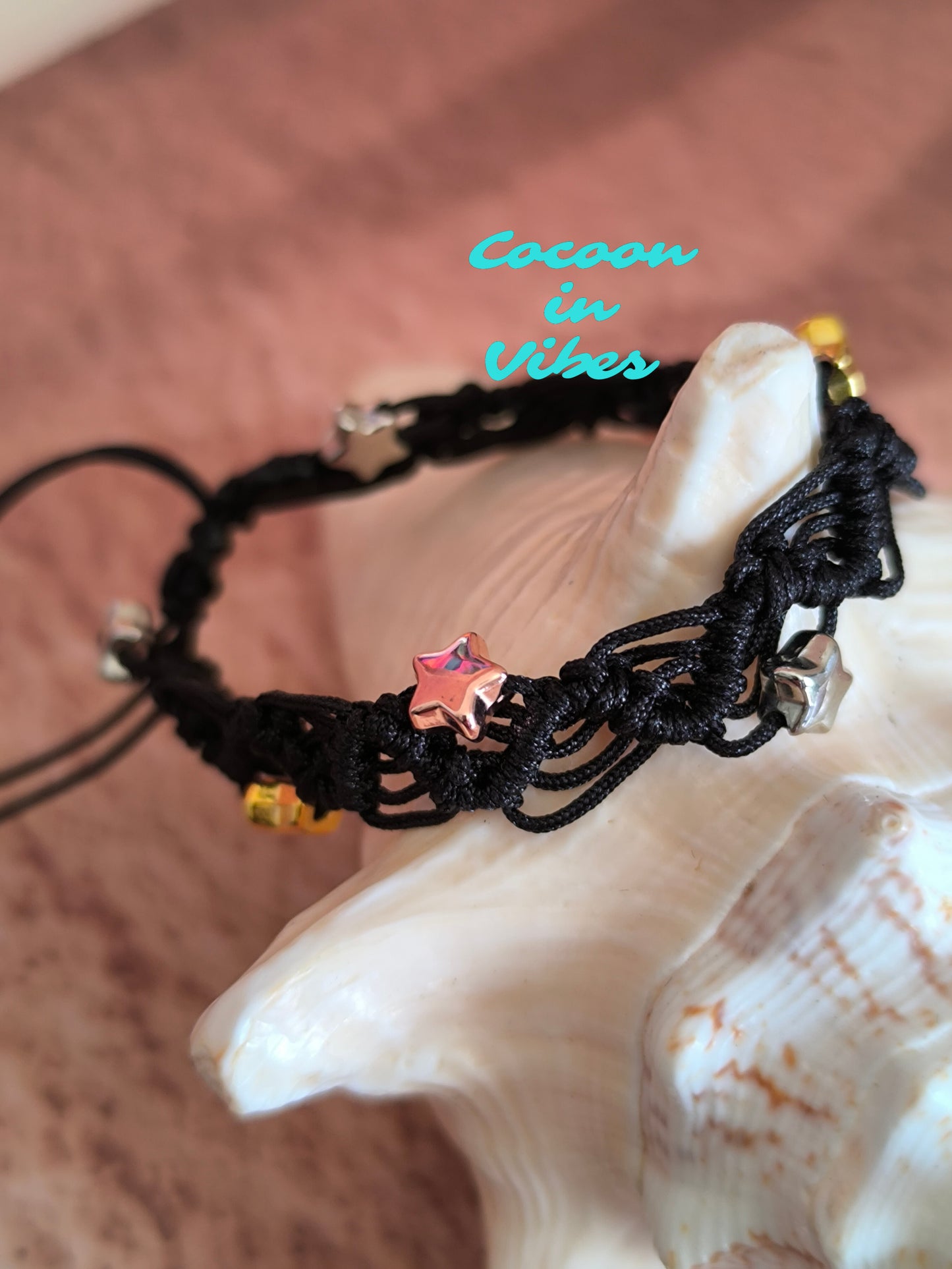 Bracelet Artisanal “Dentelle Fine Étoilée” en Macramé – Trois Or