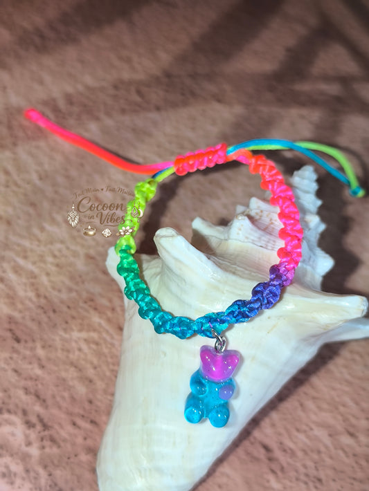 Bracelet Arc-en-Ciel Torsadé & Nounours Pailleté – Création Artisanale en Macramé