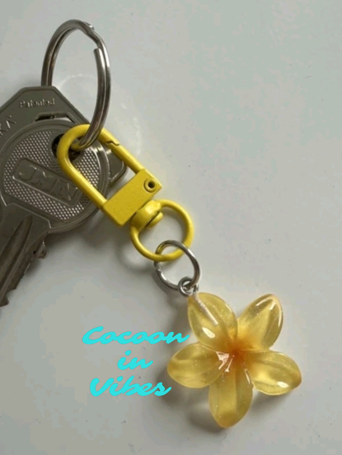Bijou de Sac / Porte-Clés Fleur de Monoï – L’essence des iles toujours avec vous