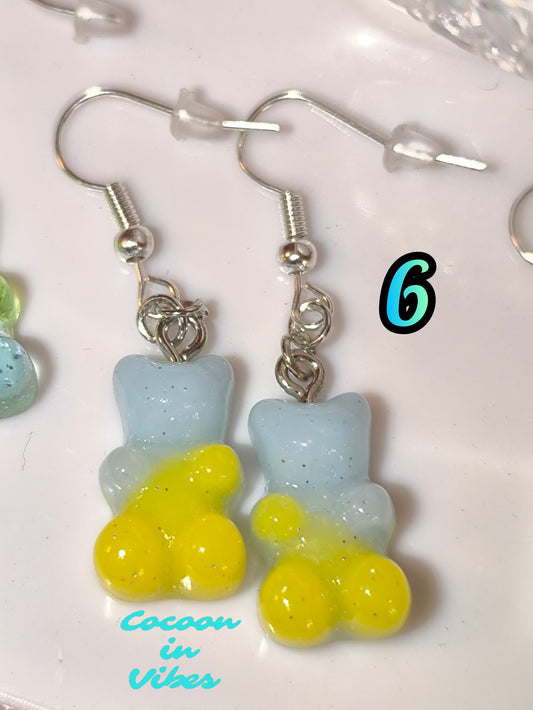 Boucles d’oreilles Nounours Gélifiés – N°6 Bleu Clair / Bleu-Gris → Jaune Opaque Pailletée (Création artisanale Cocoon In Vibes)