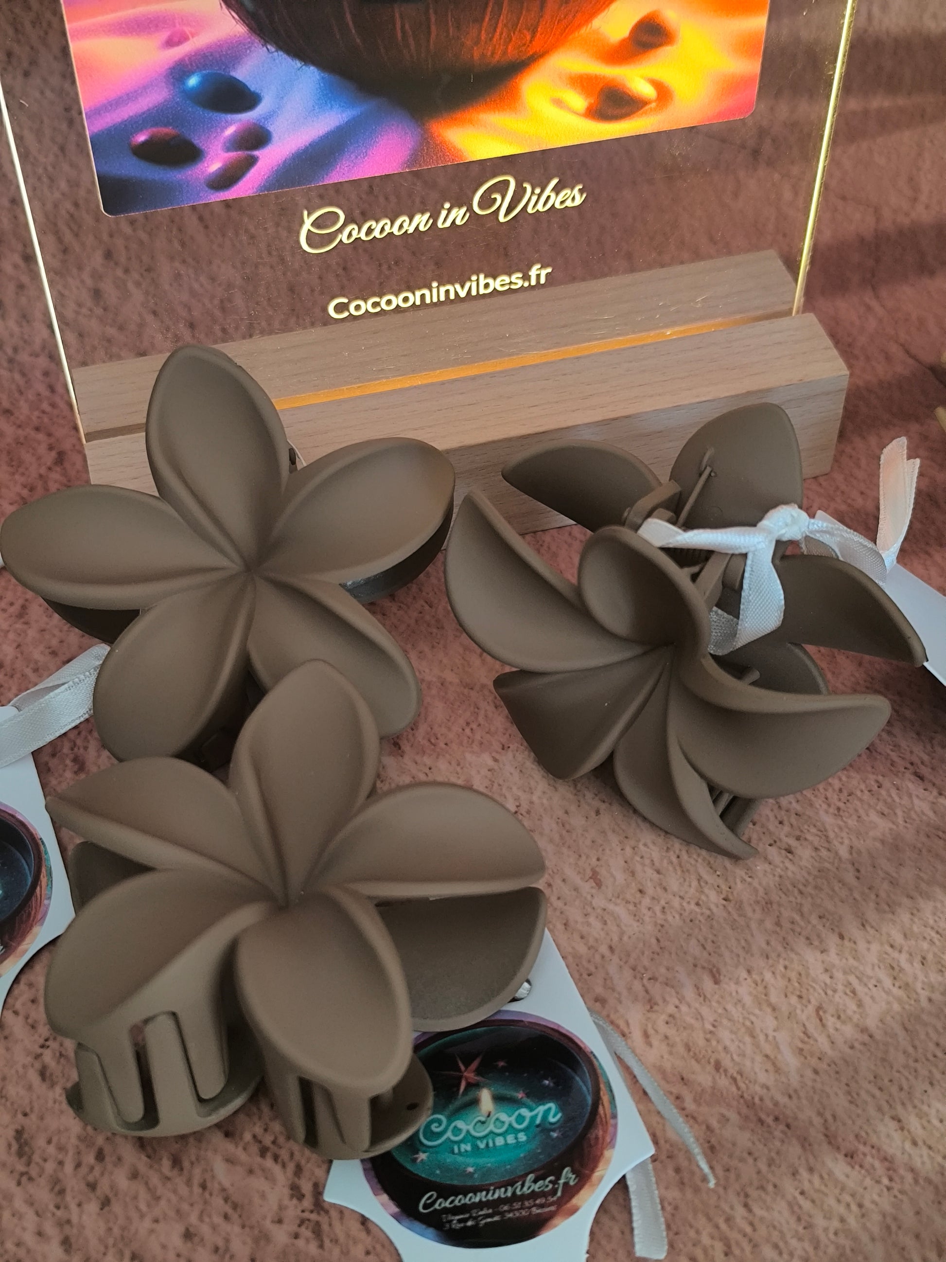 Pince à cheveux Fleur de Monoï ~ Couleur Cappuccino, L’élégance chaude et envoûtante d’une fleur des îles… au fini mat velouté