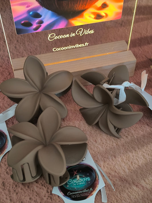 Pince à cheveux Fleur de Monoï ~ Couleur Cappuccino, L’élégance chaude et envoûtante d’une fleur des îles… au fini mat velouté