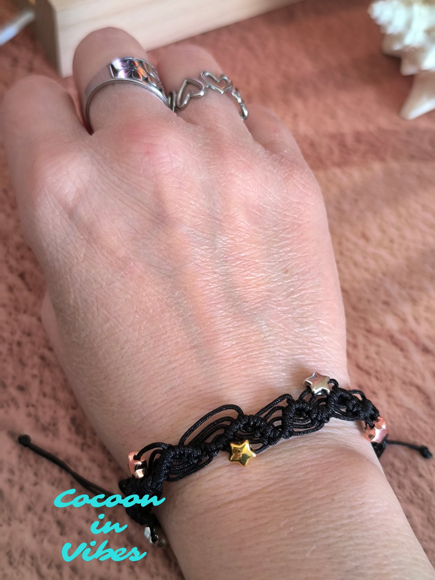 Bracelet Artisanal “Dentelle Fine Étoilée” en Macramé – Trois Or