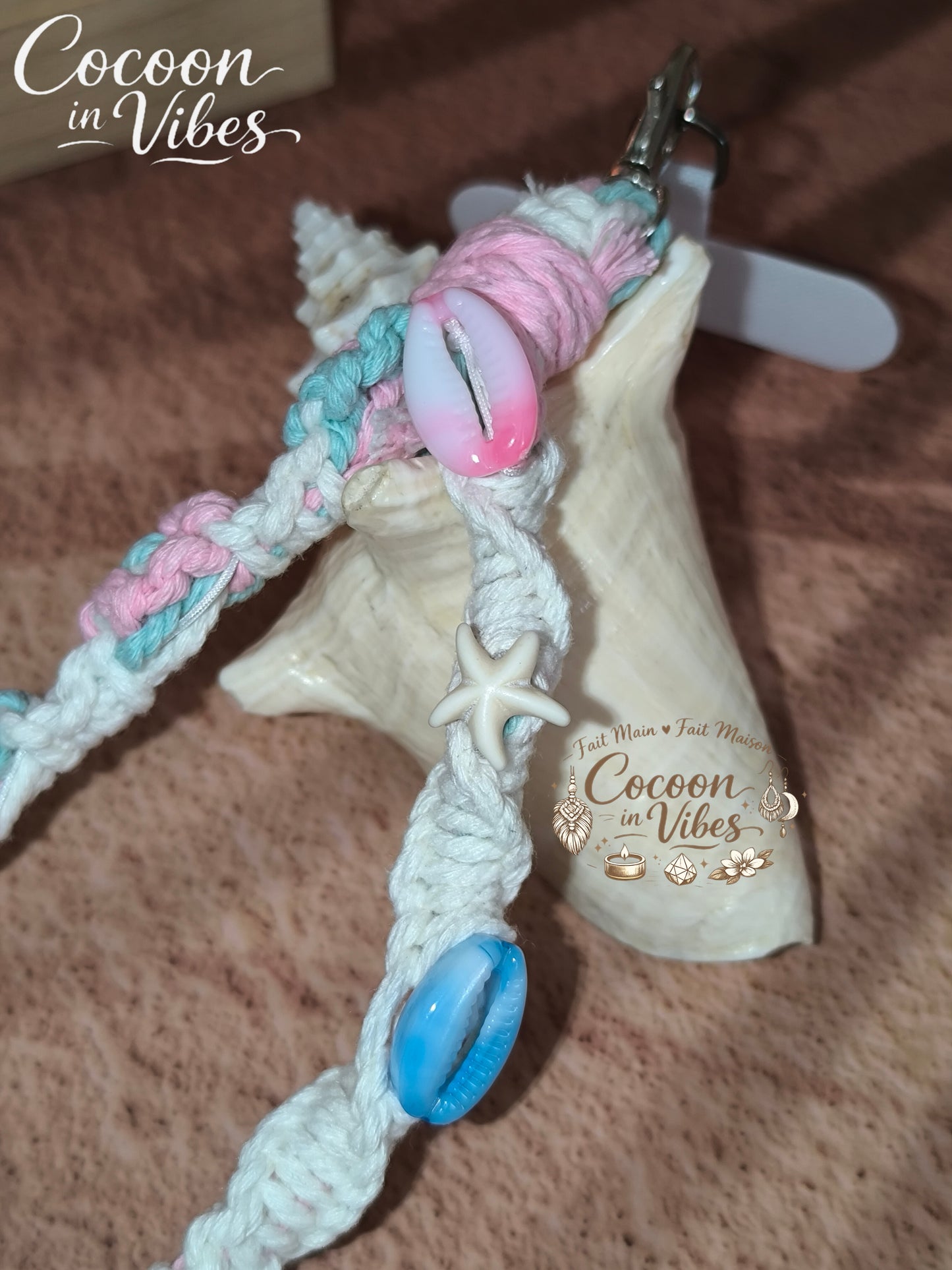 Bracelet de Téléphone "Trésors de la Plage" artisanal tissé en macramé