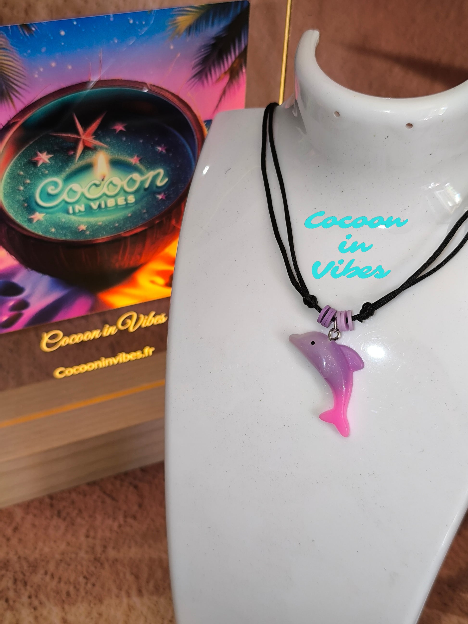 Collier Dauphin Dégradé aux couleurs acidulées – Création Artisanale Exclusive Cocoon in Vibes