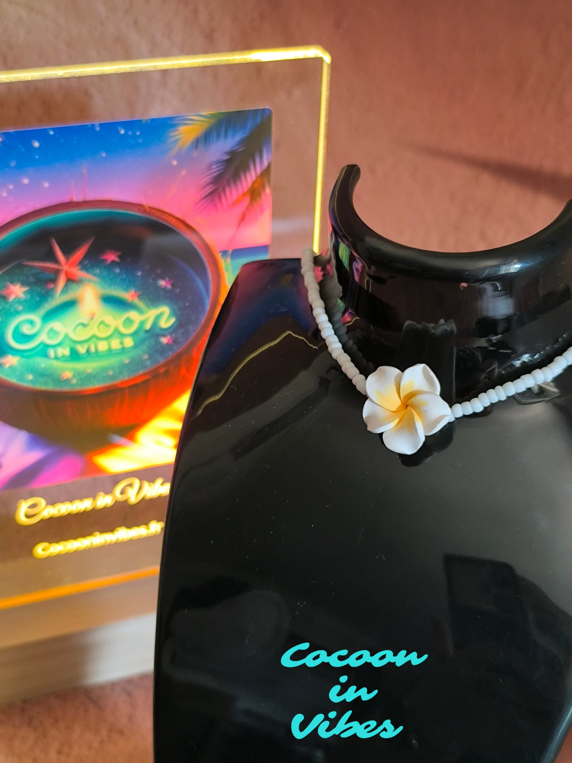 Collier en perles de rocaille blanches & fleur de Monoï – L’élégance tropicale