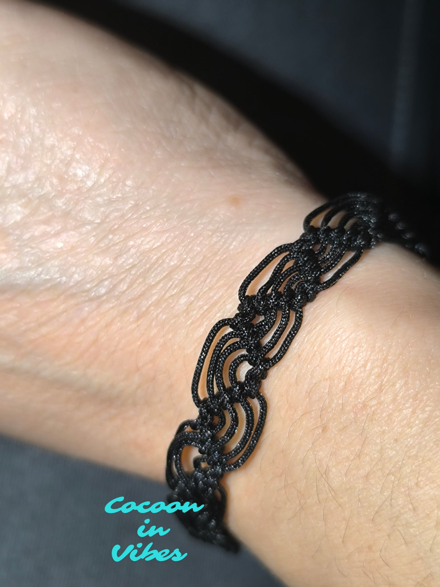 Bracelet “Dentelle Fine” en macramé  – Entièrement réalisé à la main