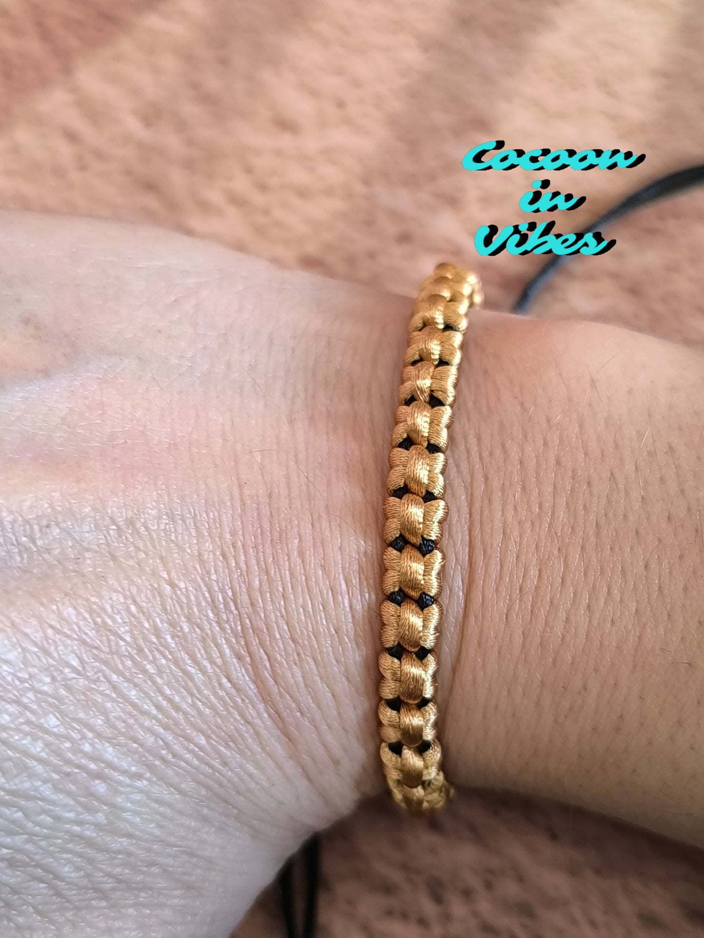 Bracelet artisanal en macramé “Nœuds Précieux” – Création faite main