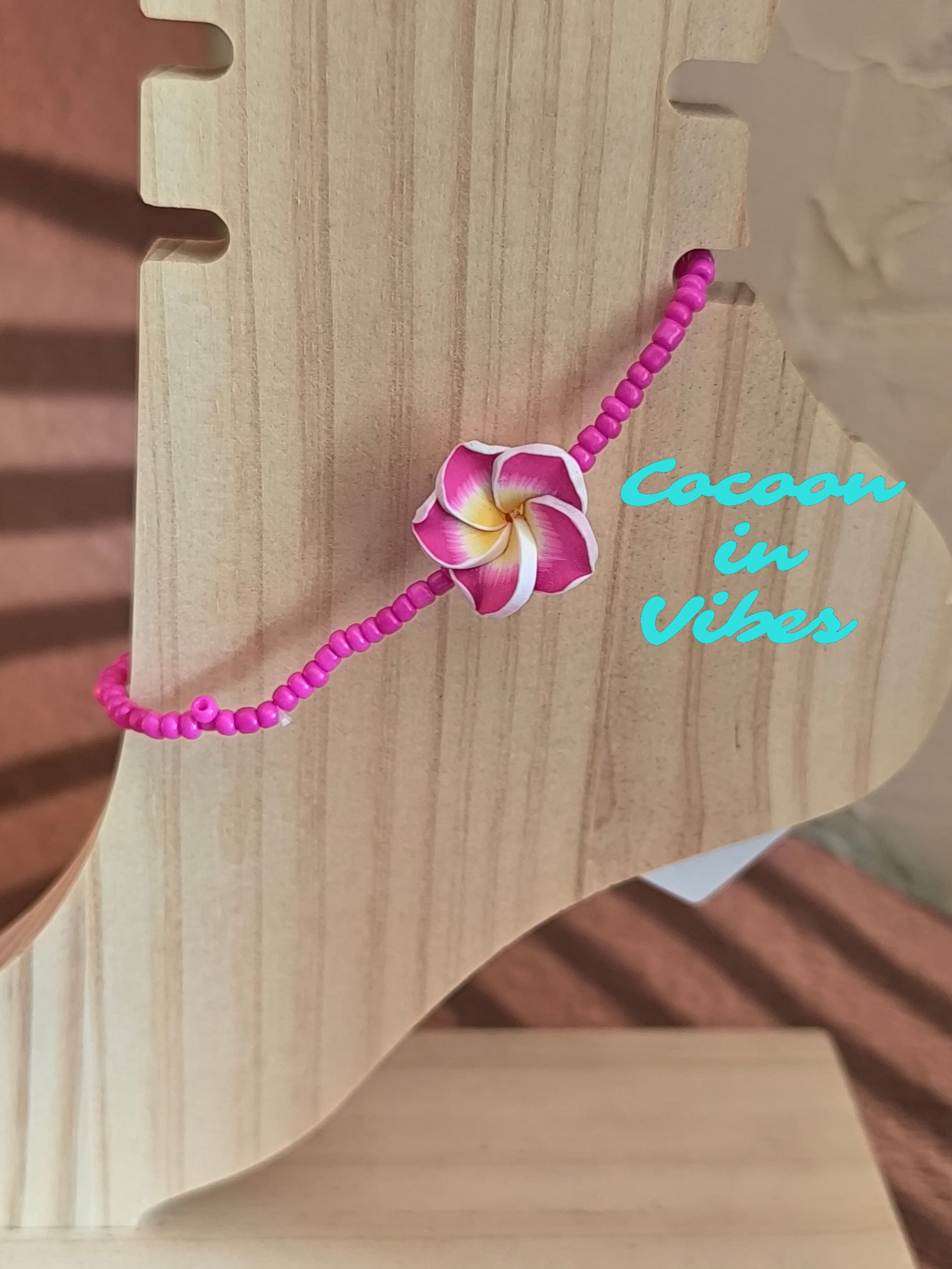 Bracelets de cheville en perles de rocaille & fleur de Monoï – L’invitation au voyage