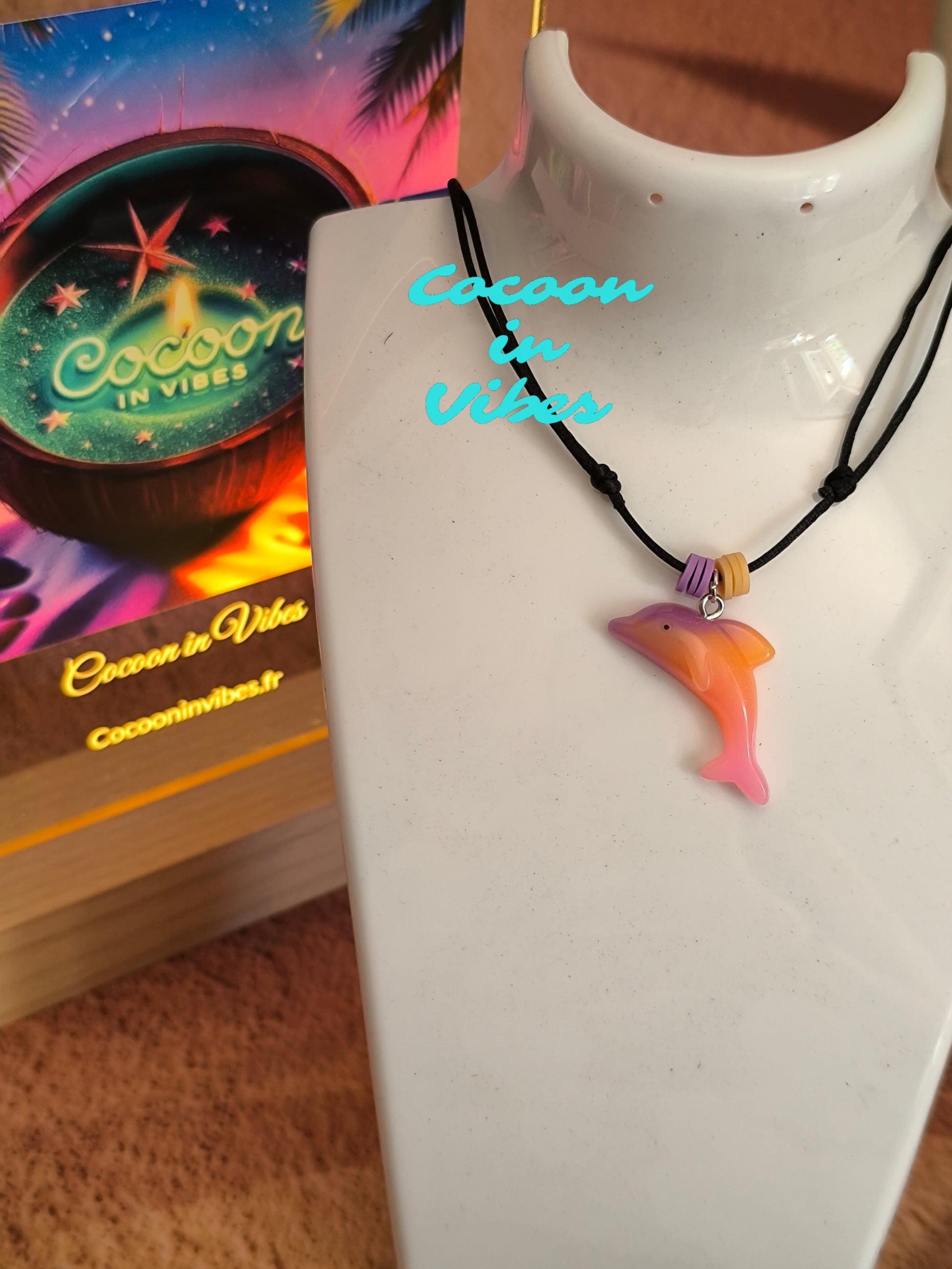 Collier Dauphin Dégradé aux couleurs acidulées – Création Artisanale Exclusive Cocoon in Vibes