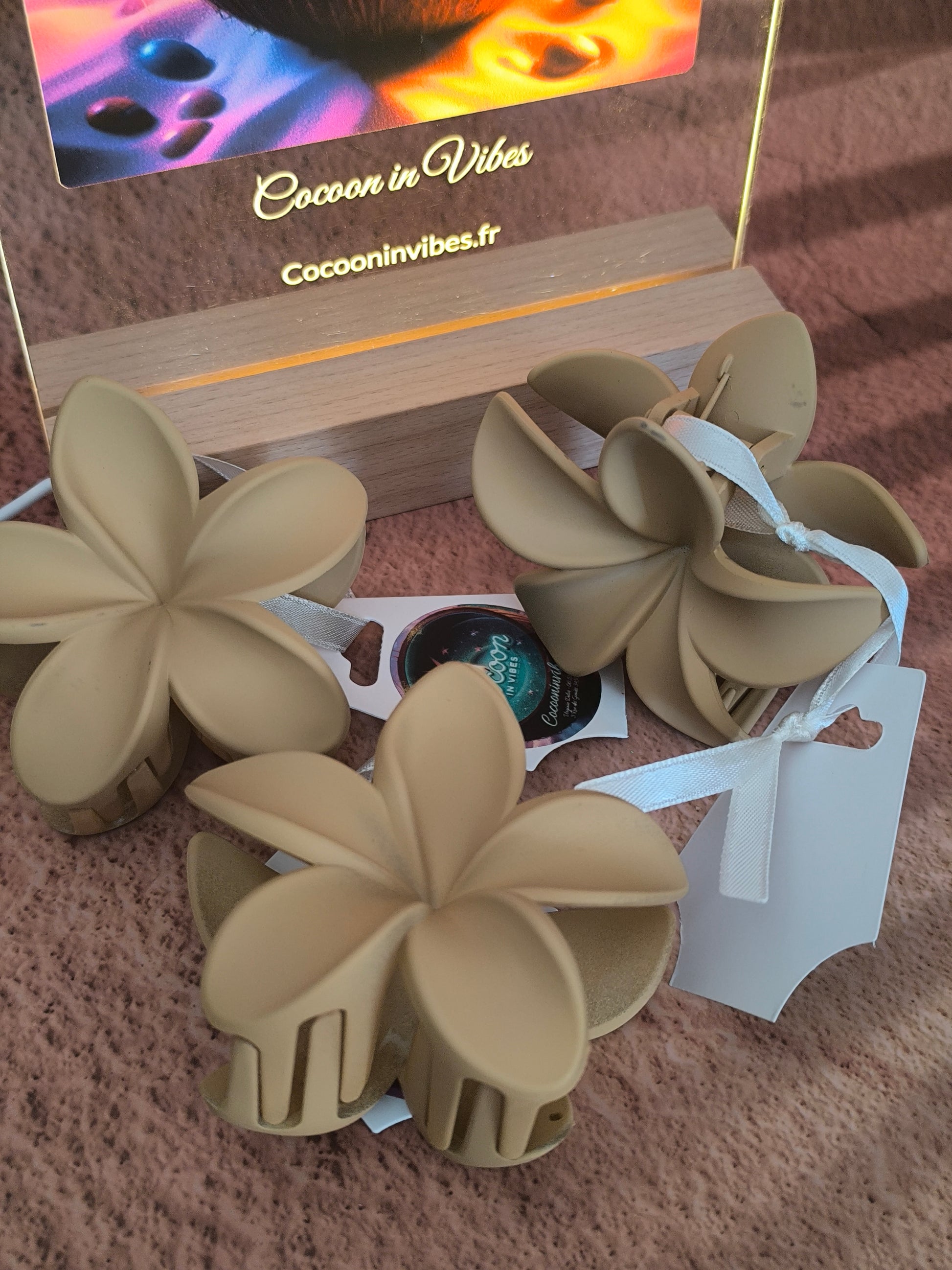 Pince à cheveux Fleur de Monoï ~ Couleur Praliné, Une douceur sucrée pour dompter ta chevelure avec élégance et naturel