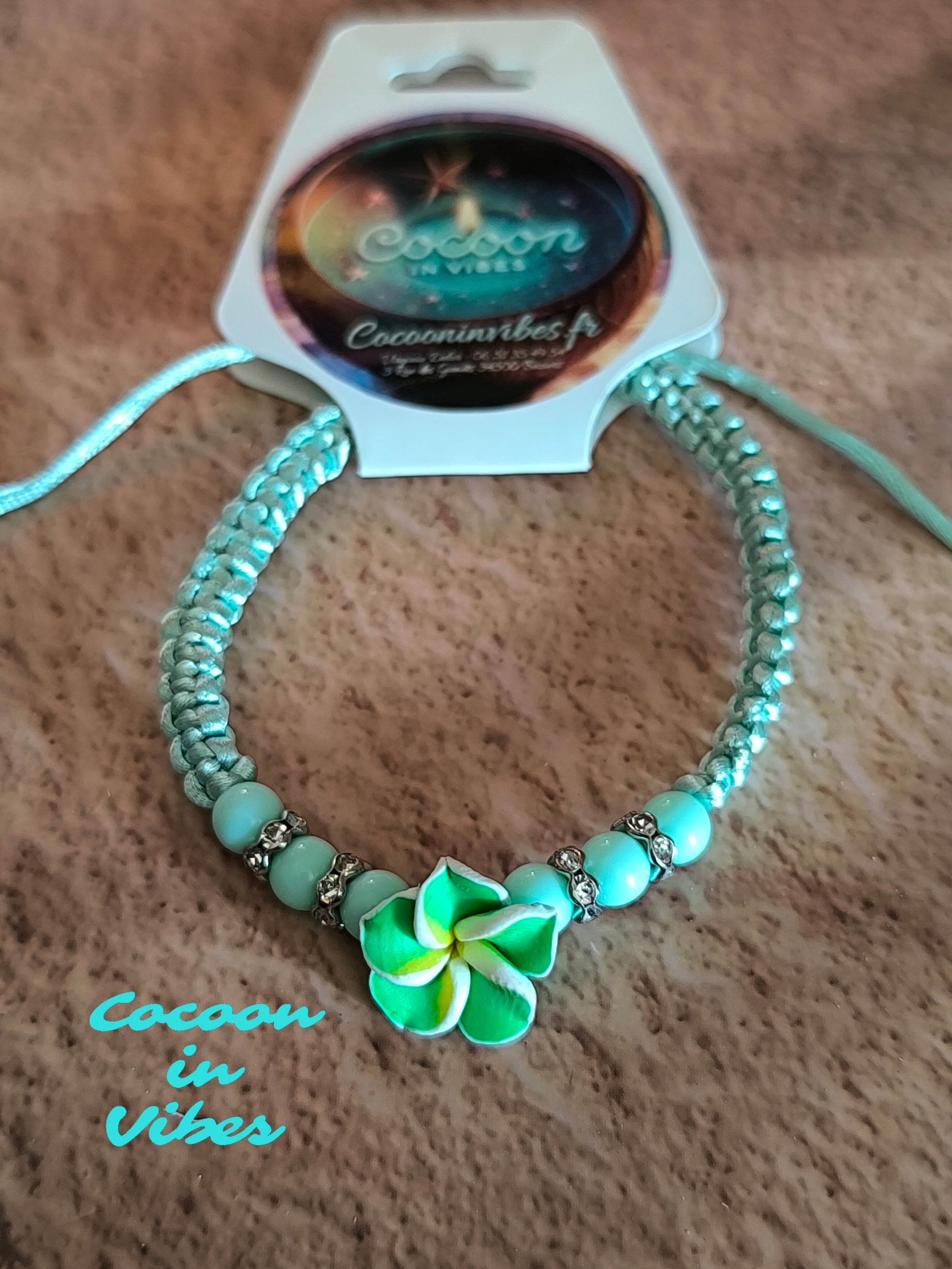 Bracelets en cordon satiné & fleur de Monoï – Les couleurs du paradis à ton poignet