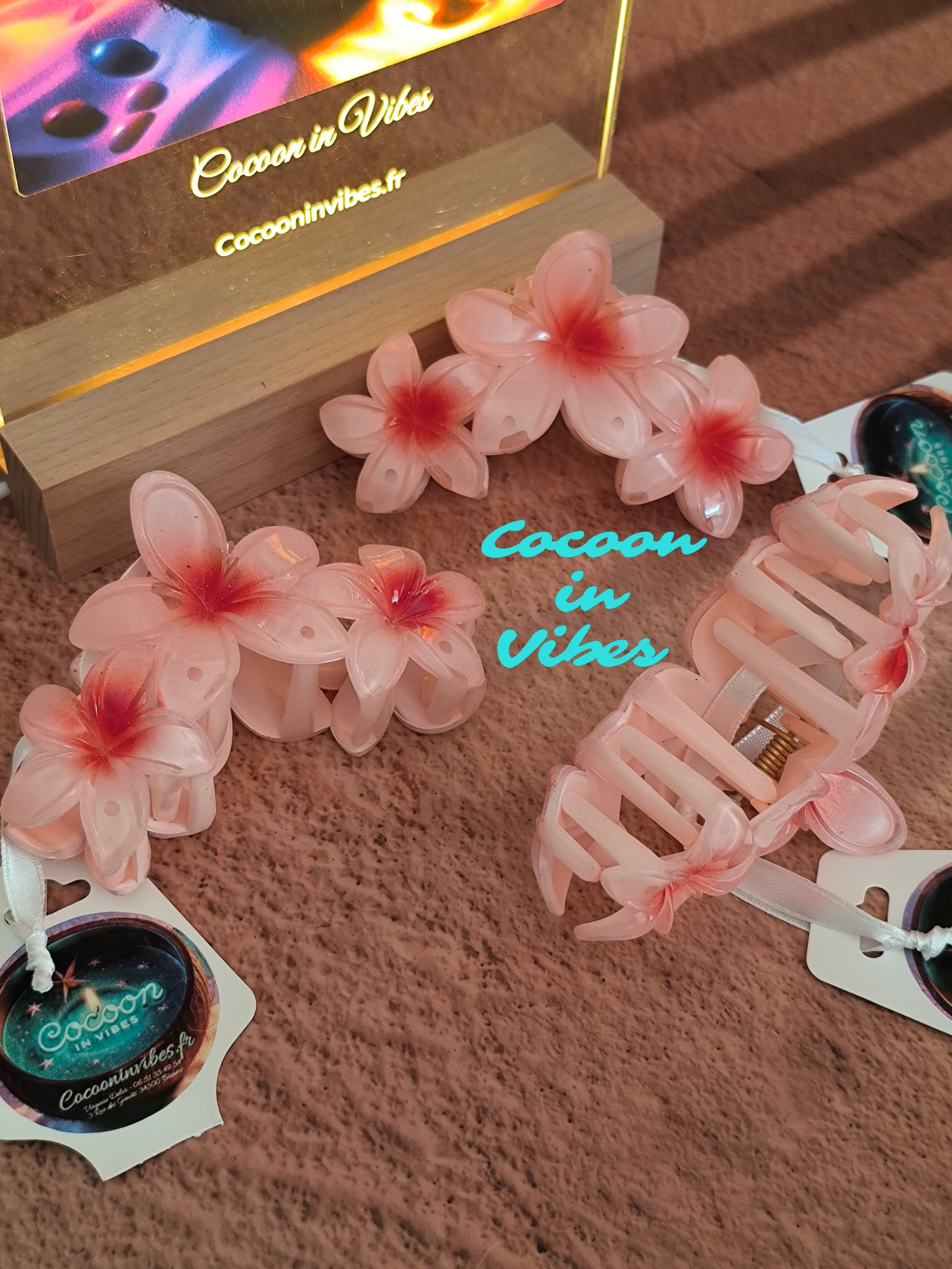Grande Pince à Cheveux – 3 Fleurs de Monoï Rose Saumon au Cœur Rouge