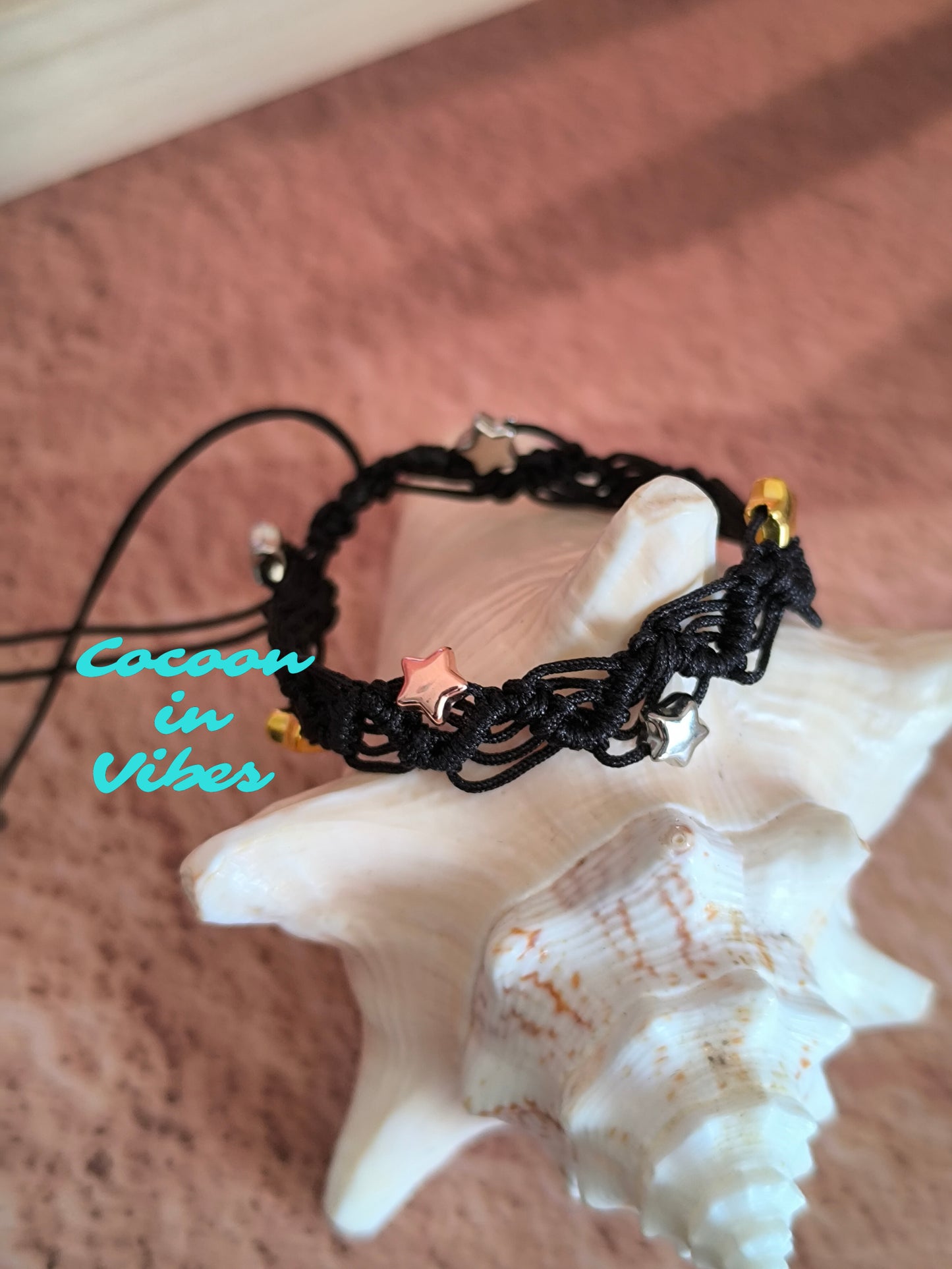 Bracelet Artisanal “Dentelle Fine Étoilée” en Macramé – Trois Or