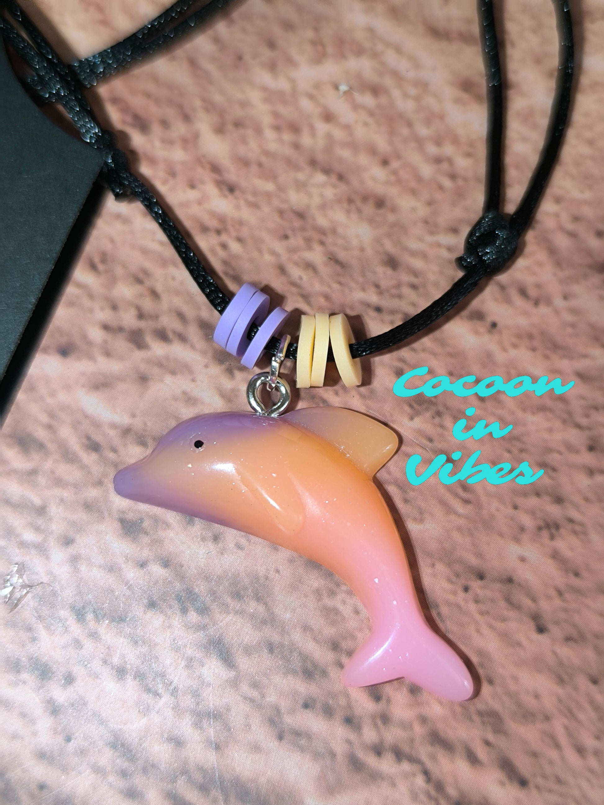 Collier Dauphin Dégradé aux couleurs acidulées – Création Artisanale Exclusive Cocoon in Vibes