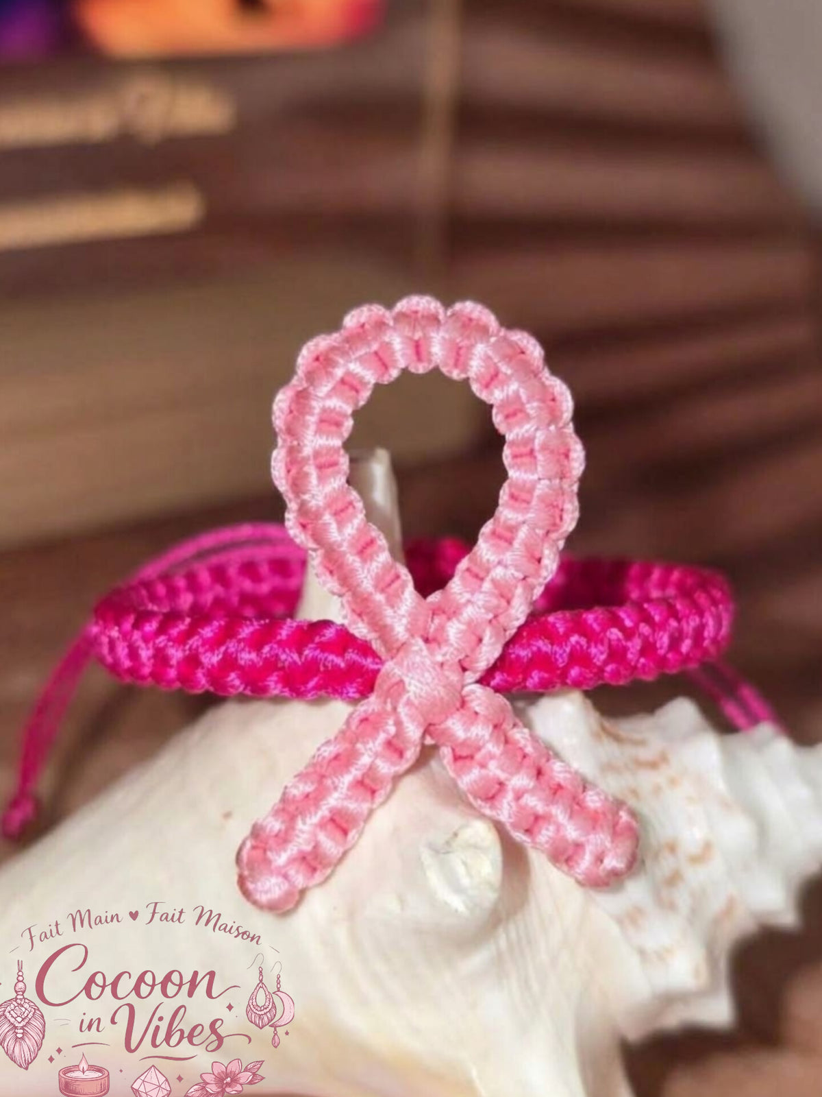 Bracelet Artisanal en Macramé Solidaire – Octobre Rose