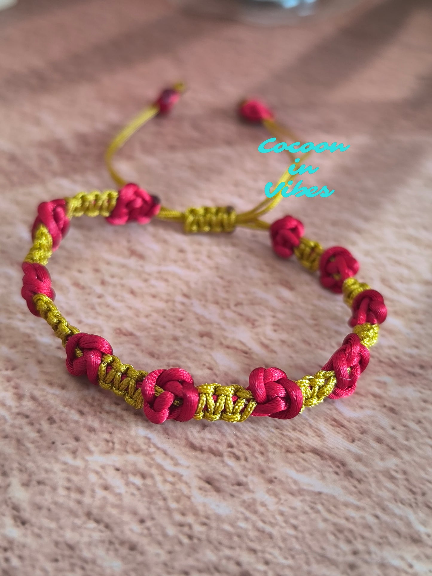 Bracelet artisanal Roses Éternelles en macramé – réalisé à la main