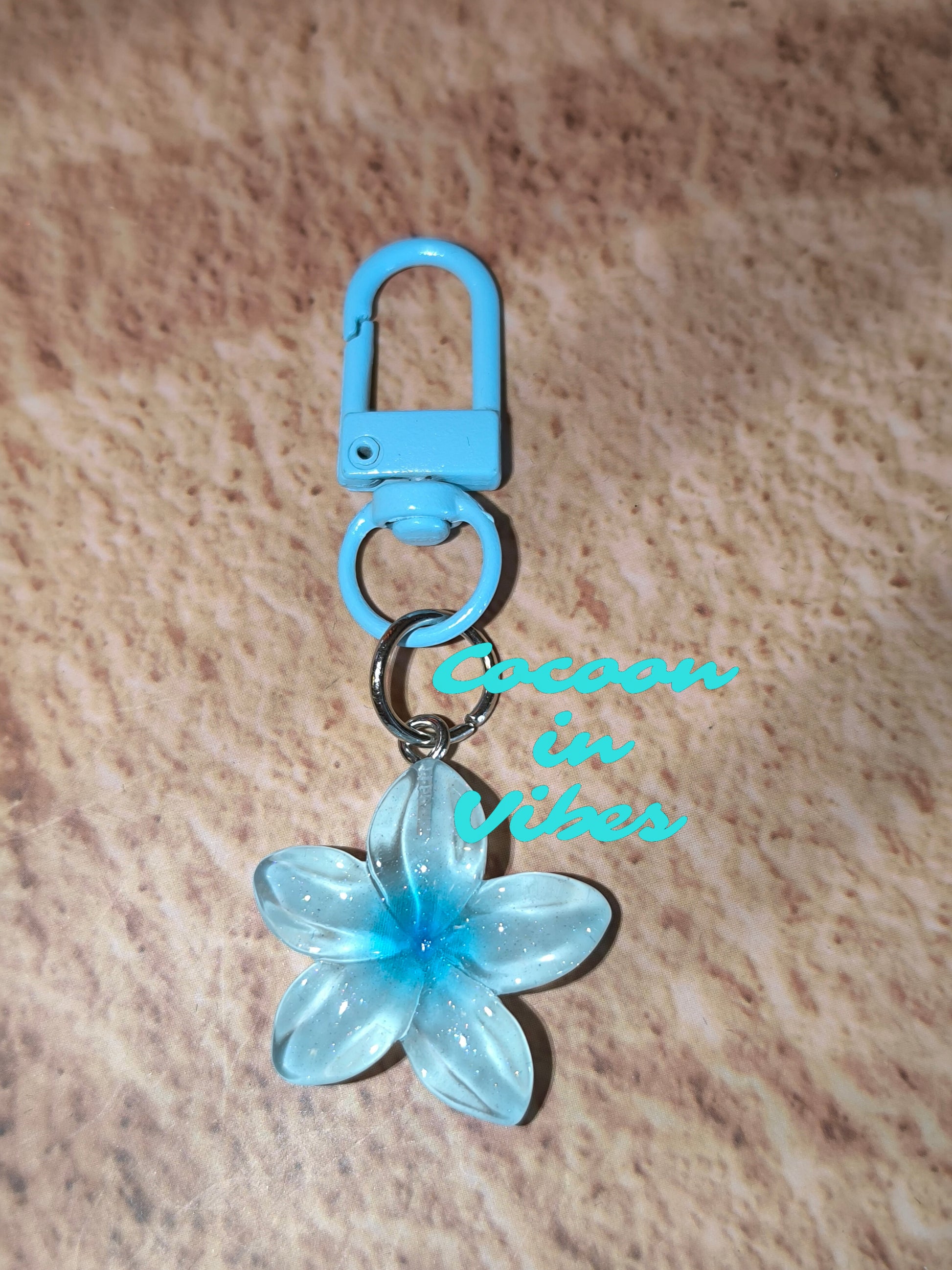 Bijou de Sac / Porte-Clés Fleur de Monoï – L’essence des iles toujours avec vous