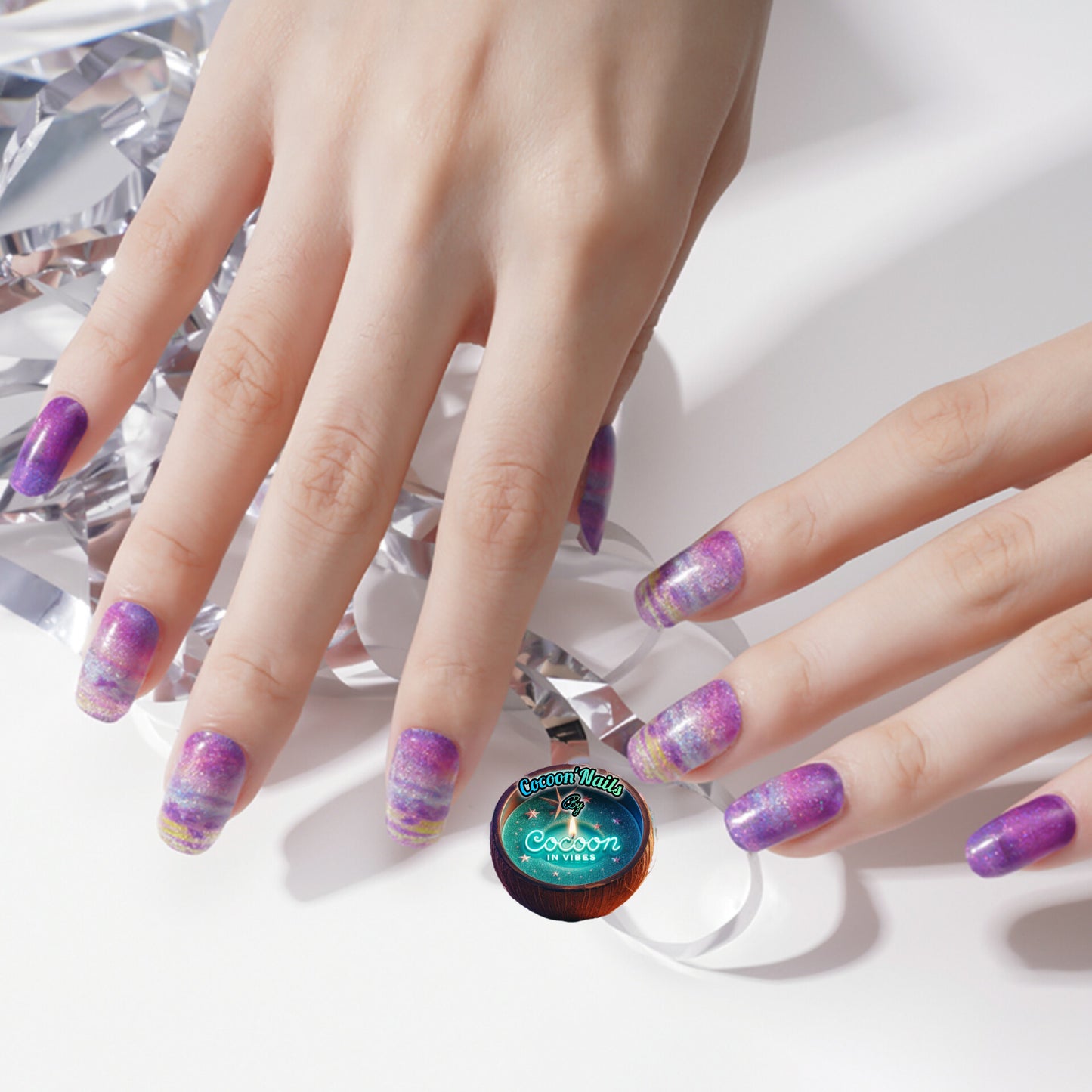 Cocoon’Nails – Sunset Glow ✨ Quand le ciel embrase la mer et que les reflets du soir se déposent au bout de vos doigts…