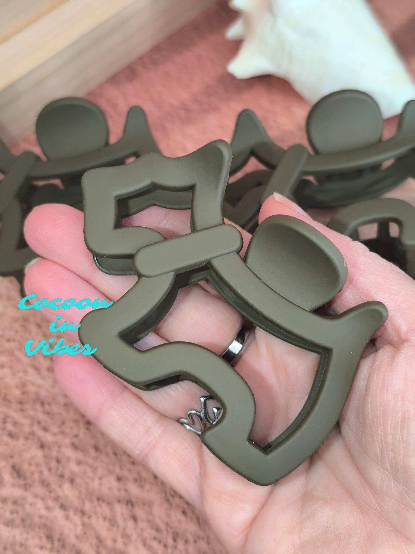 Grande pince cheveux Canaille – Motif chien ajouré – Cappuccino (8,5 cm x 6 cm)