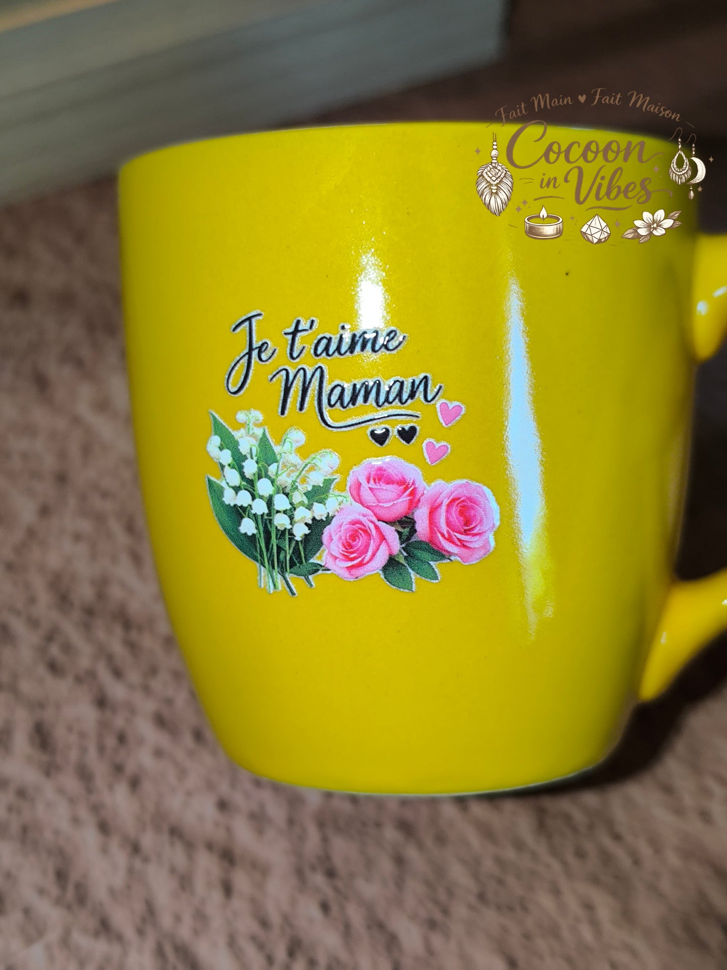 Tasse "Fête des Mères" Jaune Solaire – JE T'AIME MAMAN – Pièce unique, création artisanale Cocoon in Vibes