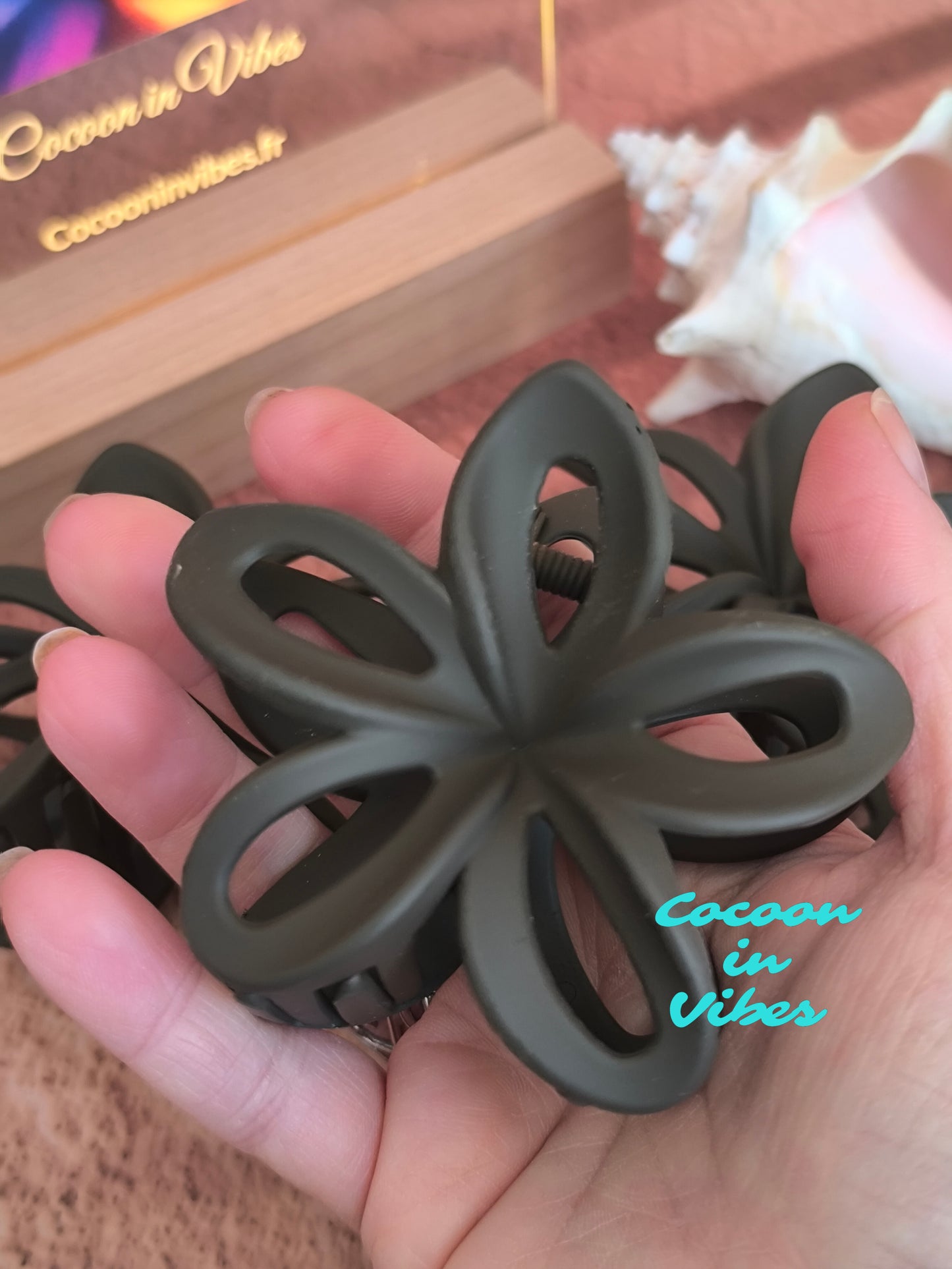 Grande pince à cheveux Monoï Ajouré – Coloris Chocolat (8 cm x 7 cm)