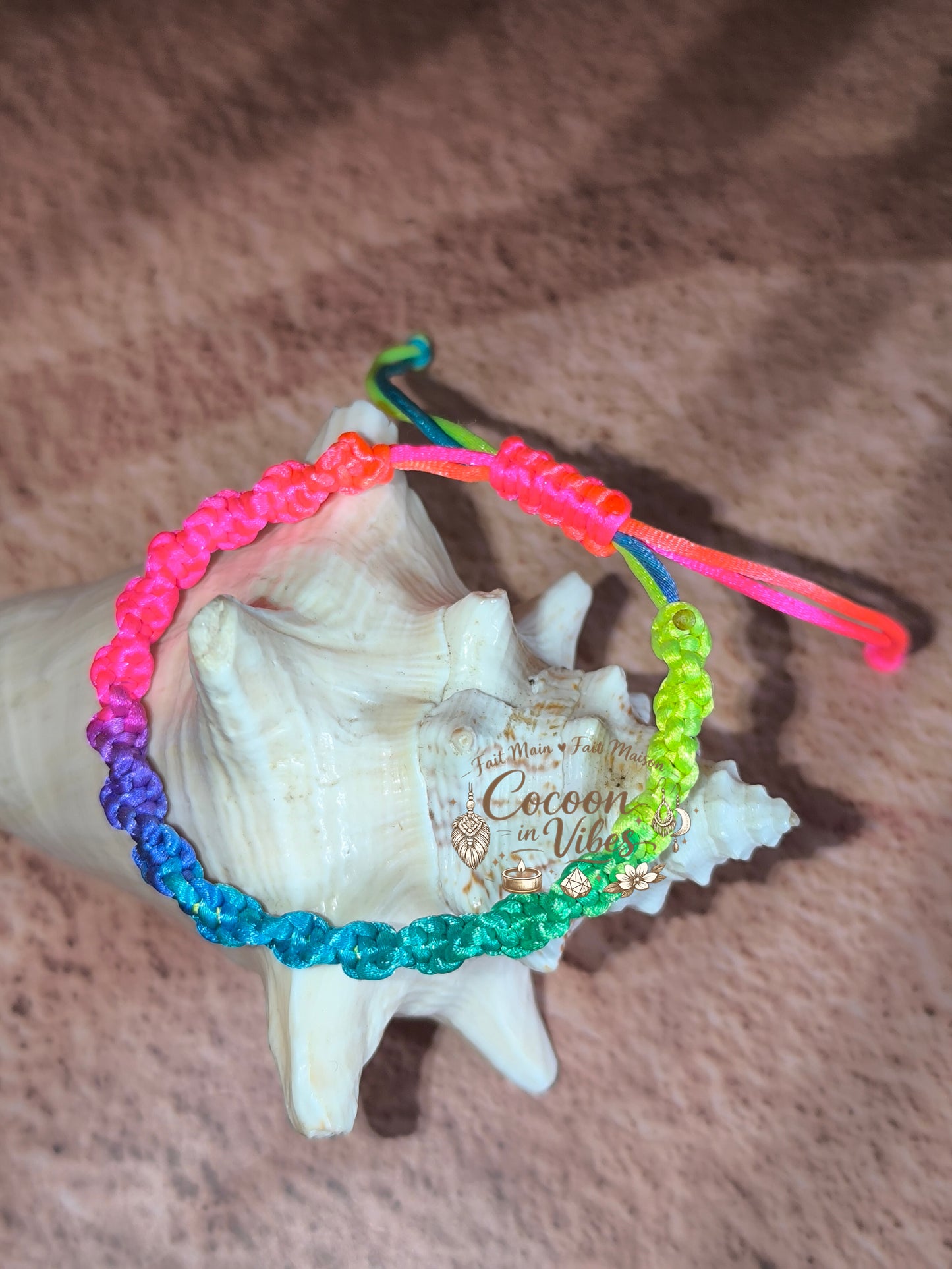 Bracelet Arc-en-Ciel Torsadé – Création Artisanale en Macramé
