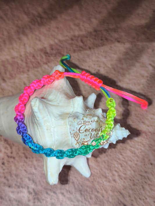 Bracelet Arc-en-Ciel Torsadé – Création Artisanale en Macramé