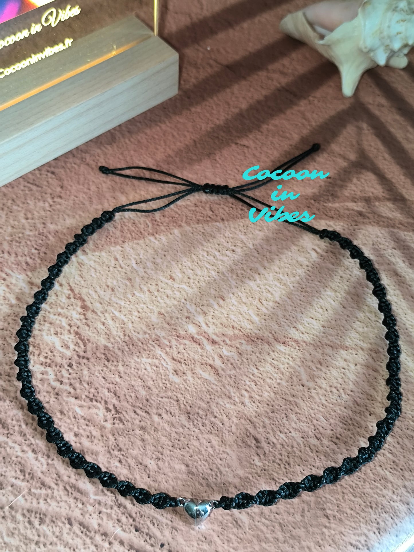 Ras-de-cou artisanal Désir Noir Satiné – Macramé torsadé & fermoir pendentif cœur aimanté