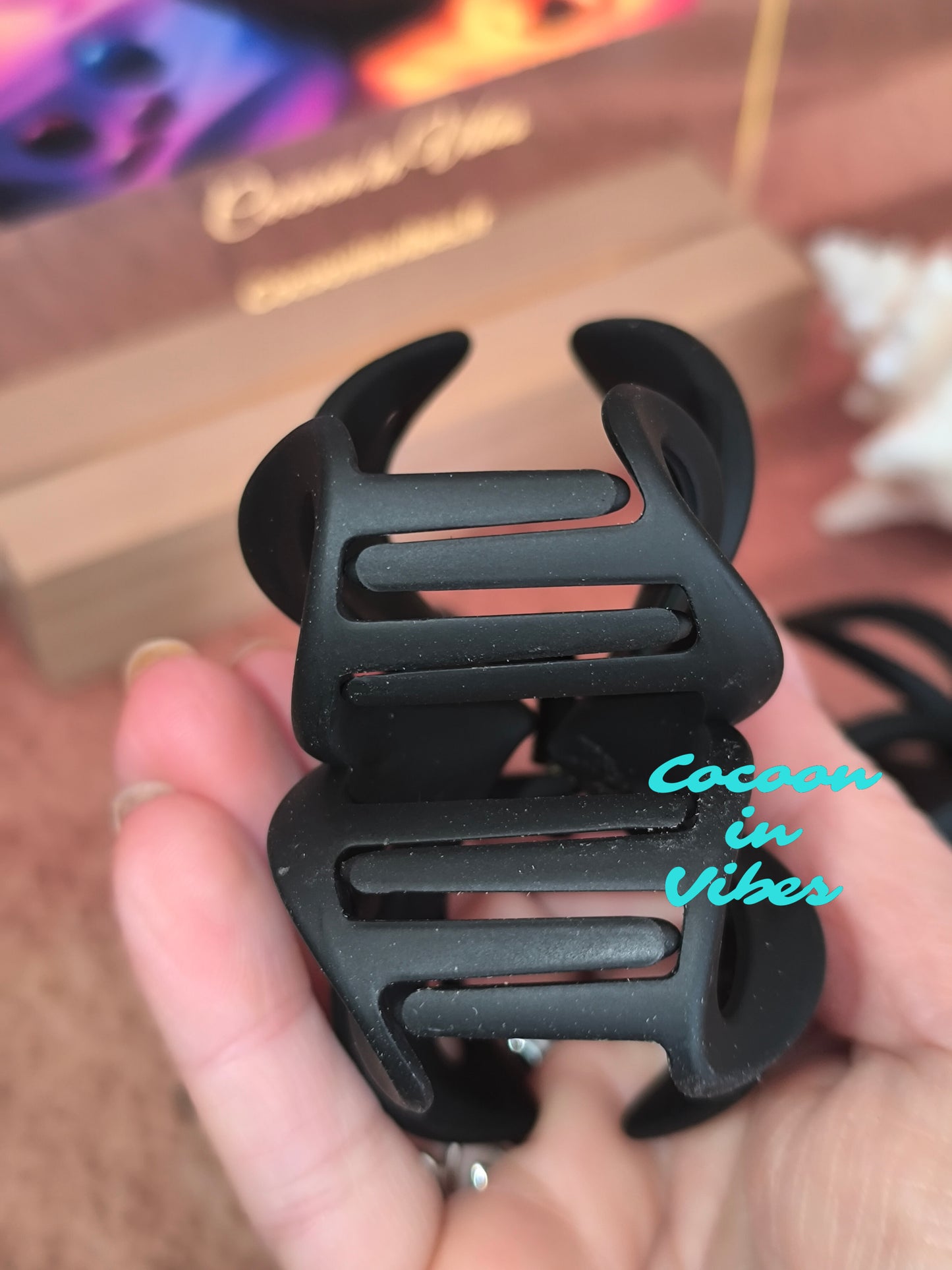 Grande pince à cheveux Monoï Ajouré – Coloris Ébène (8 cm x 7 cm)