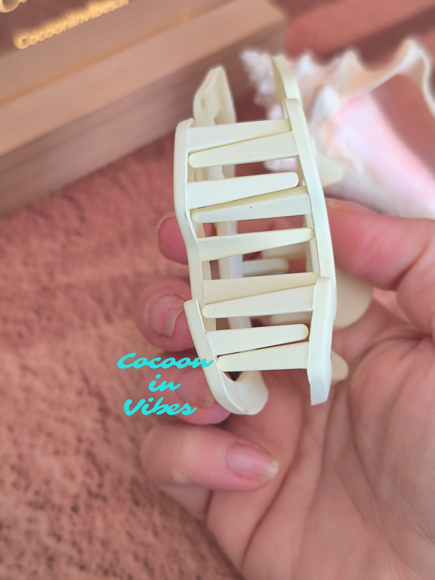 Grande pince cheveux Canaille – Motif chien ajouré – Vanille (8,5 cm x 6 cm)