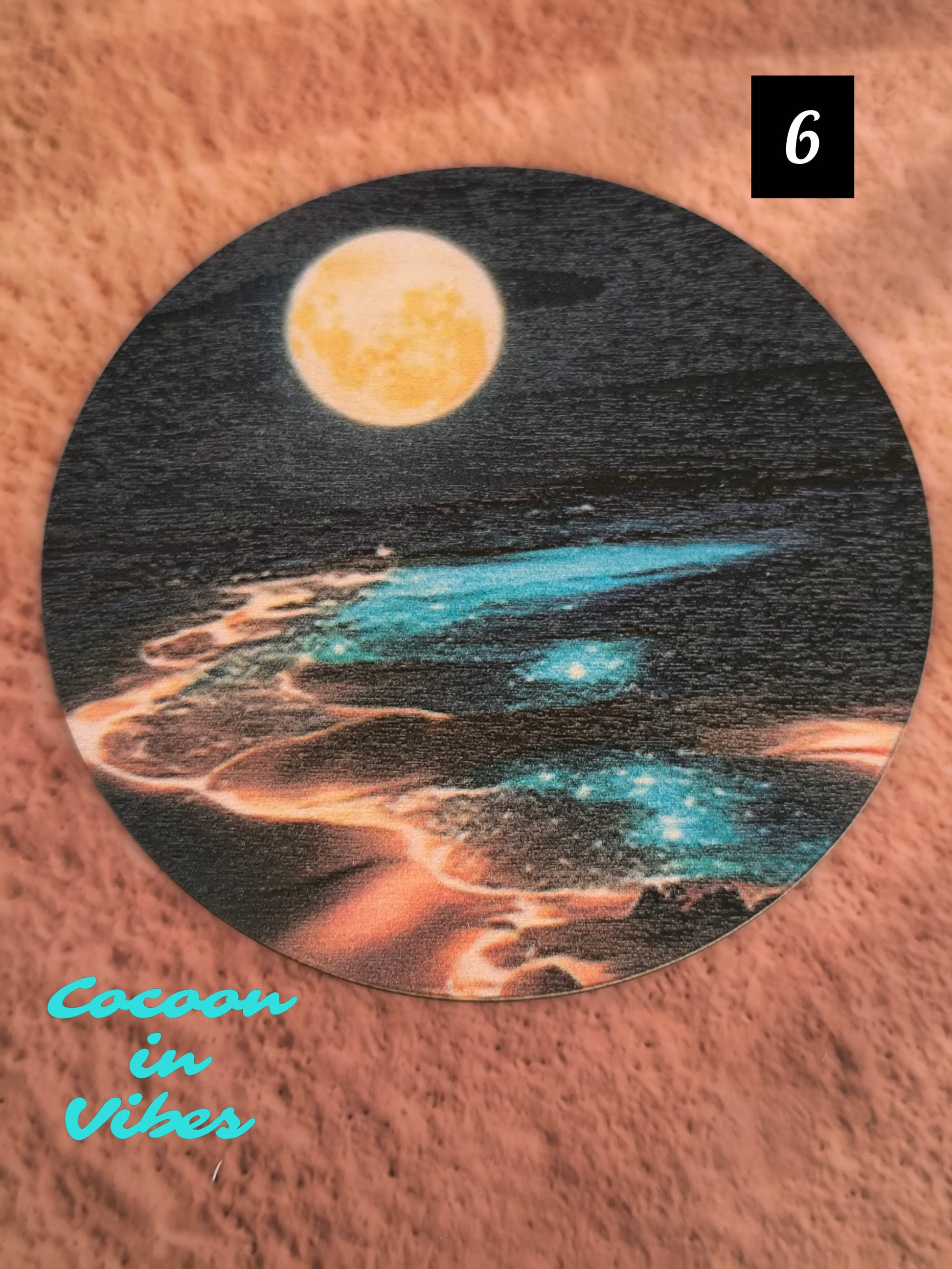 Dessous de tasse "Pleine Lune sur la Mer" – Quand la nuit se pare d’or et d’argent…