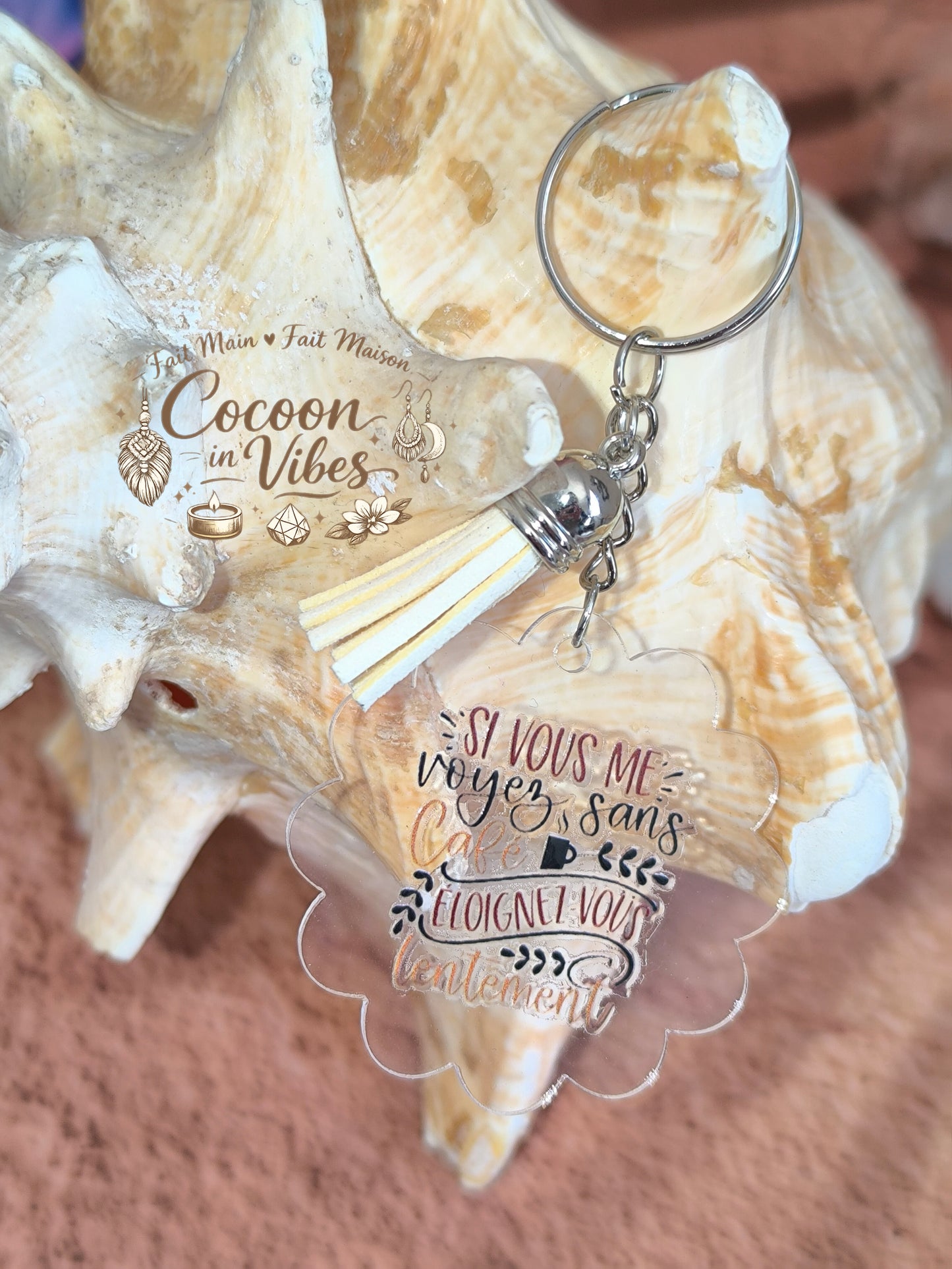 Porte-clé goutte d’eau transparent “Amour Éternel – Tendresse Partagée” – Couple âgé enlacé – Franges suédine beige – Modèle unique